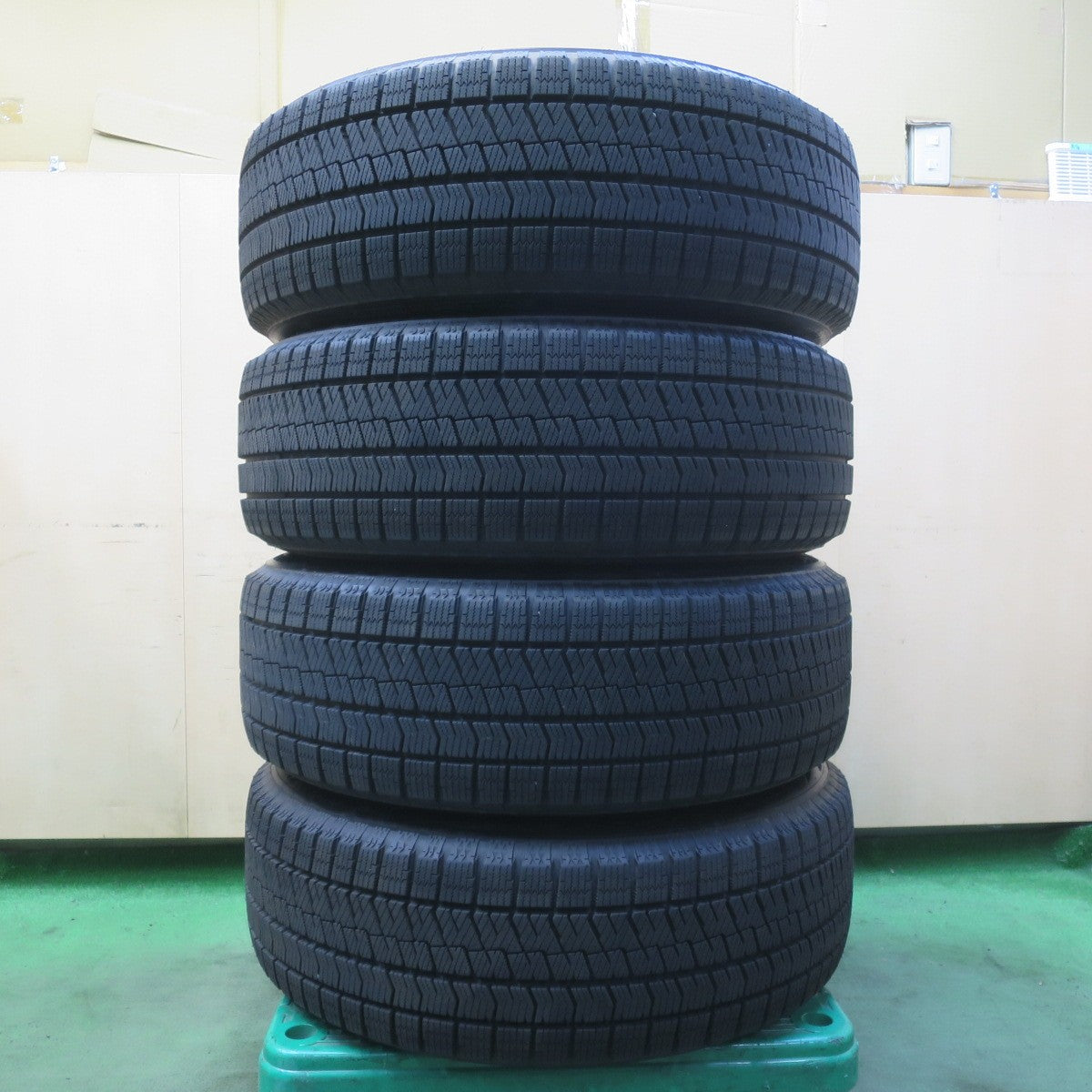バリ溝！23年！キレイ！9.5分以上◎スタッドレス 225/60R17 ブリヂストン ブリザック VRX2 BALMINUM バルミナ 17インチ PCD114.3/5H◎6061205イス