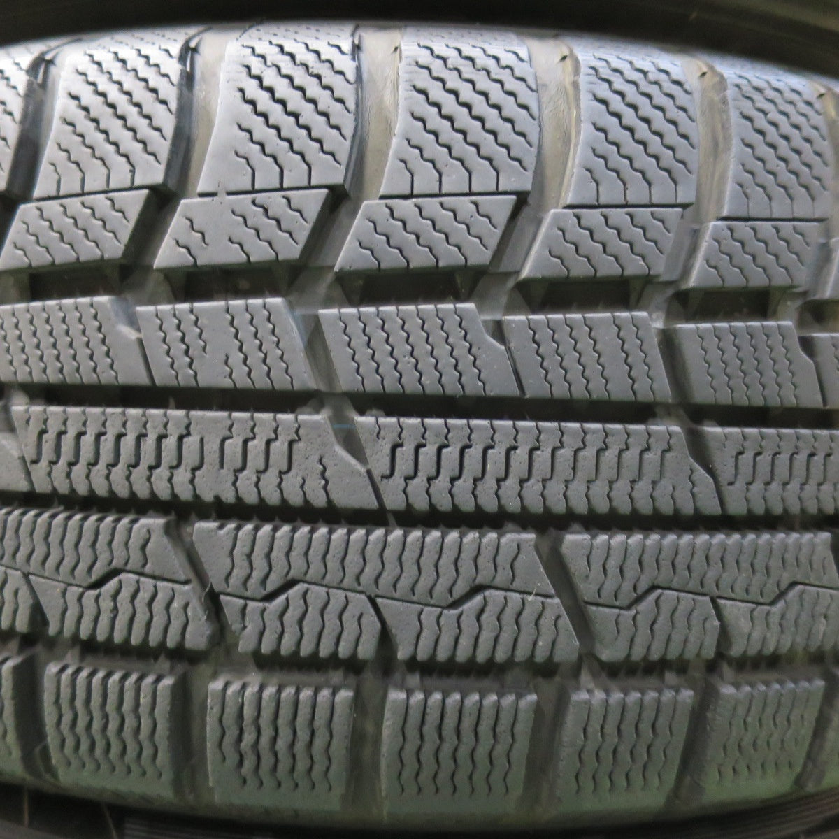 [送料無料] バリ溝！キレイ！9.5分★スタッドレス 205/60R16 トーヨー ウインター トランパス TX VELVA SPORT ヴェルヴァ 16インチ PCD114.3/5H★5033101イス