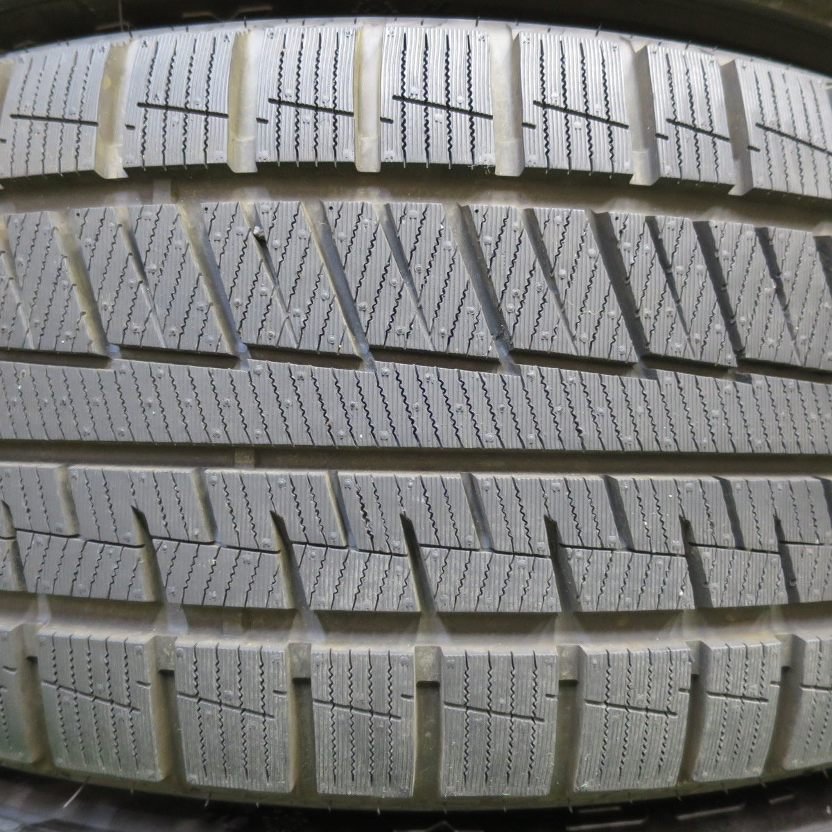 *送料無料* ほぼ未使用！23年★LEHRMEISTER L-F FIRST 215/50R18 スタッドレス グリップマックス GRIP ICE X レアマイスター PCD114.3/5H★4082703イス