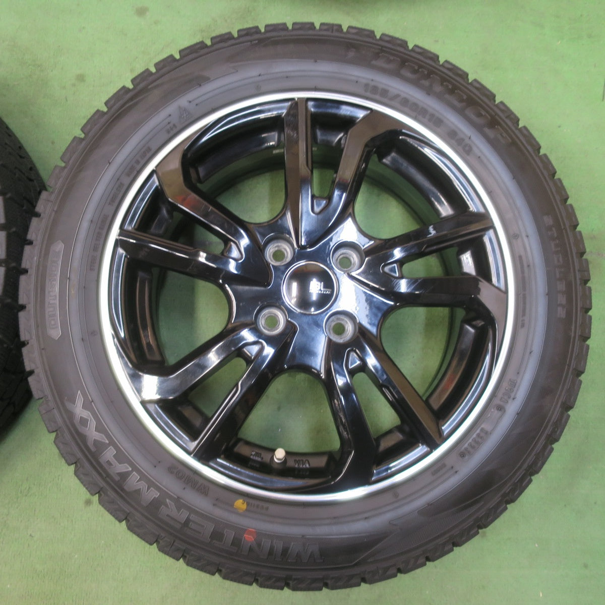 バリ溝！23年！キレイ！9.5分★スタッドレス 185/60R15 ダンロップ ウインターマックス WM02 BRANDLE-LINE ブランドルライン 15インチ PCD100/4H★6020410イス