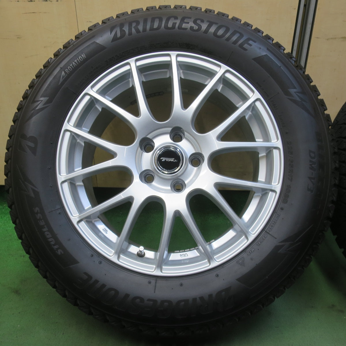 バリ溝！キレイ！9分◎スタッドレス 225/65R17 ブリヂストン ブリザック DM-V3 TOPRUN トップラン 17インチ PCD114.3/5H◎6090410イス