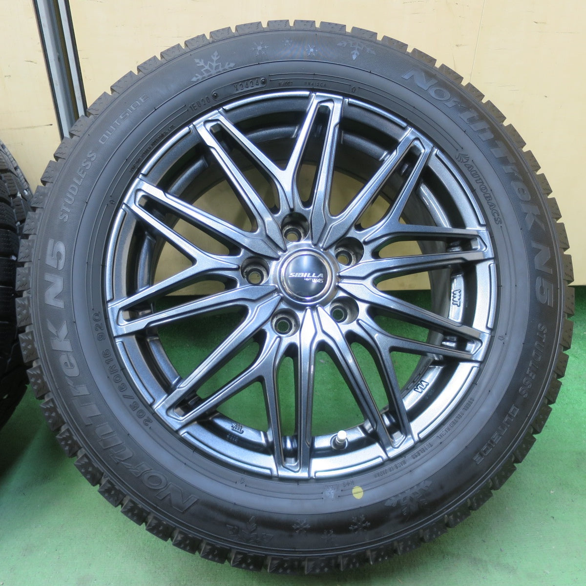 バリ溝！24年！キレイ！9.5分★スタッドレス 205/60R16 オートバックス ノーストレック N5 SIBILLA NEXT W45 シビラ ネクスト 16インチ PCD114.3/5H★6040710イス