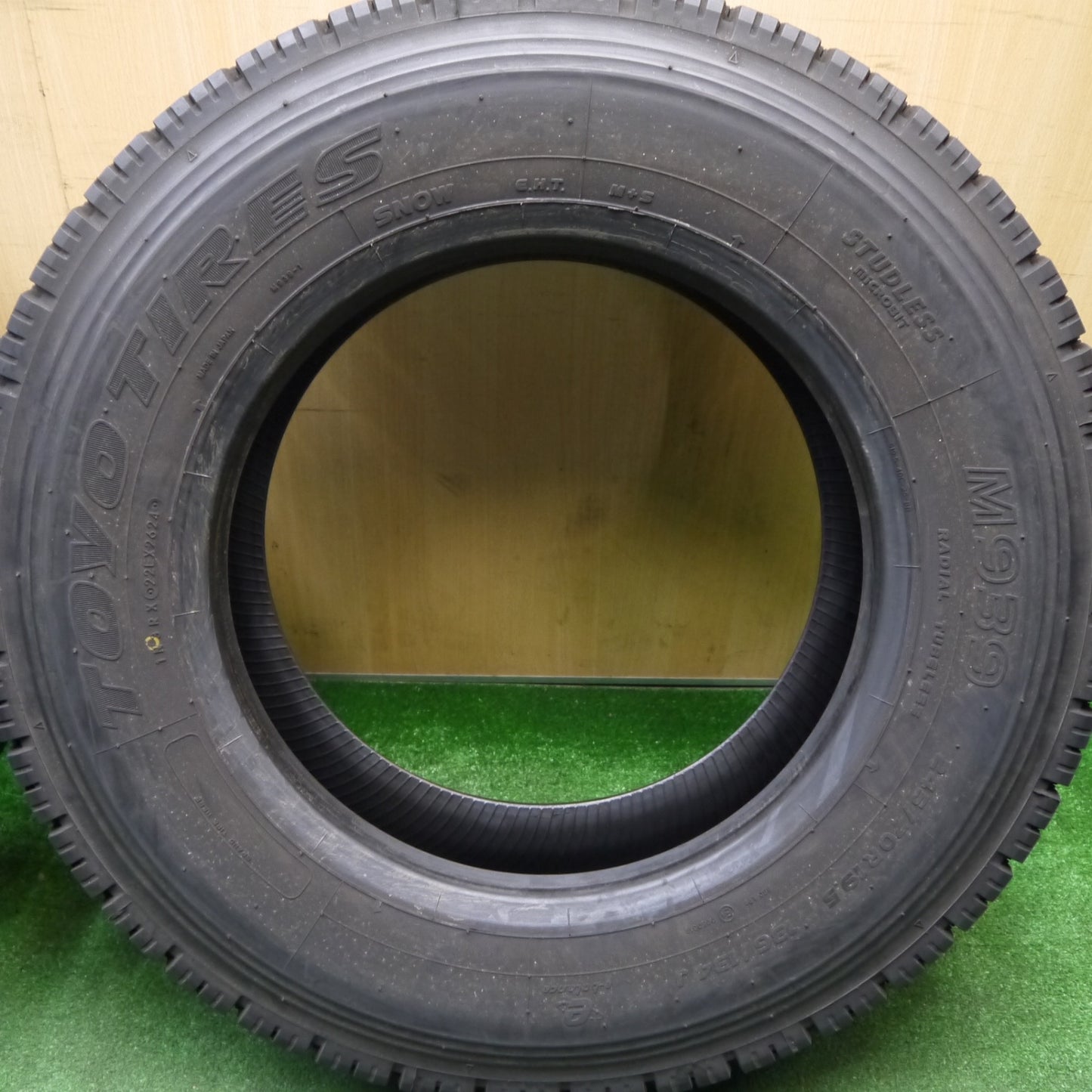 バリ溝！24年！9.5分！2本★トラック タイヤ 245/70R19.5 136/134J スタッドレス トーヨー M939 19.5インチ★5121217Hスタ