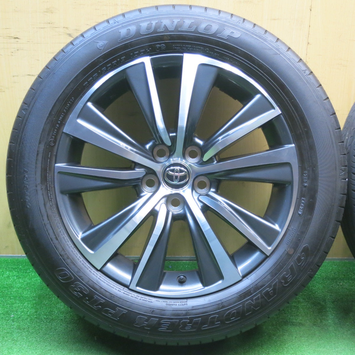 [送料無料] バリ溝！23年！キレイ！8.5分★トヨタ 80系 ハリアー 純正 225/60R18 ダンロップ グラントレック PT30 18インチ PCD114.3/5H★5032201NJノ