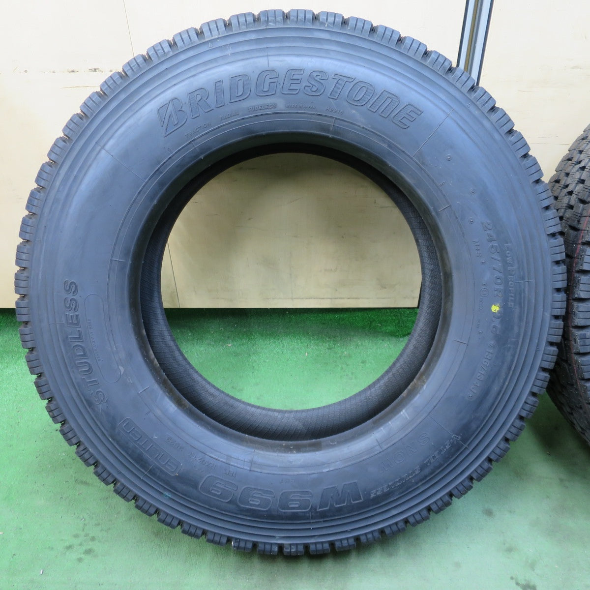 未使用！23年★トラック タイヤ 245/70R19.5 136/134J スタッドレス ブリヂストン W999 19.5インチ★6030705ナスタ