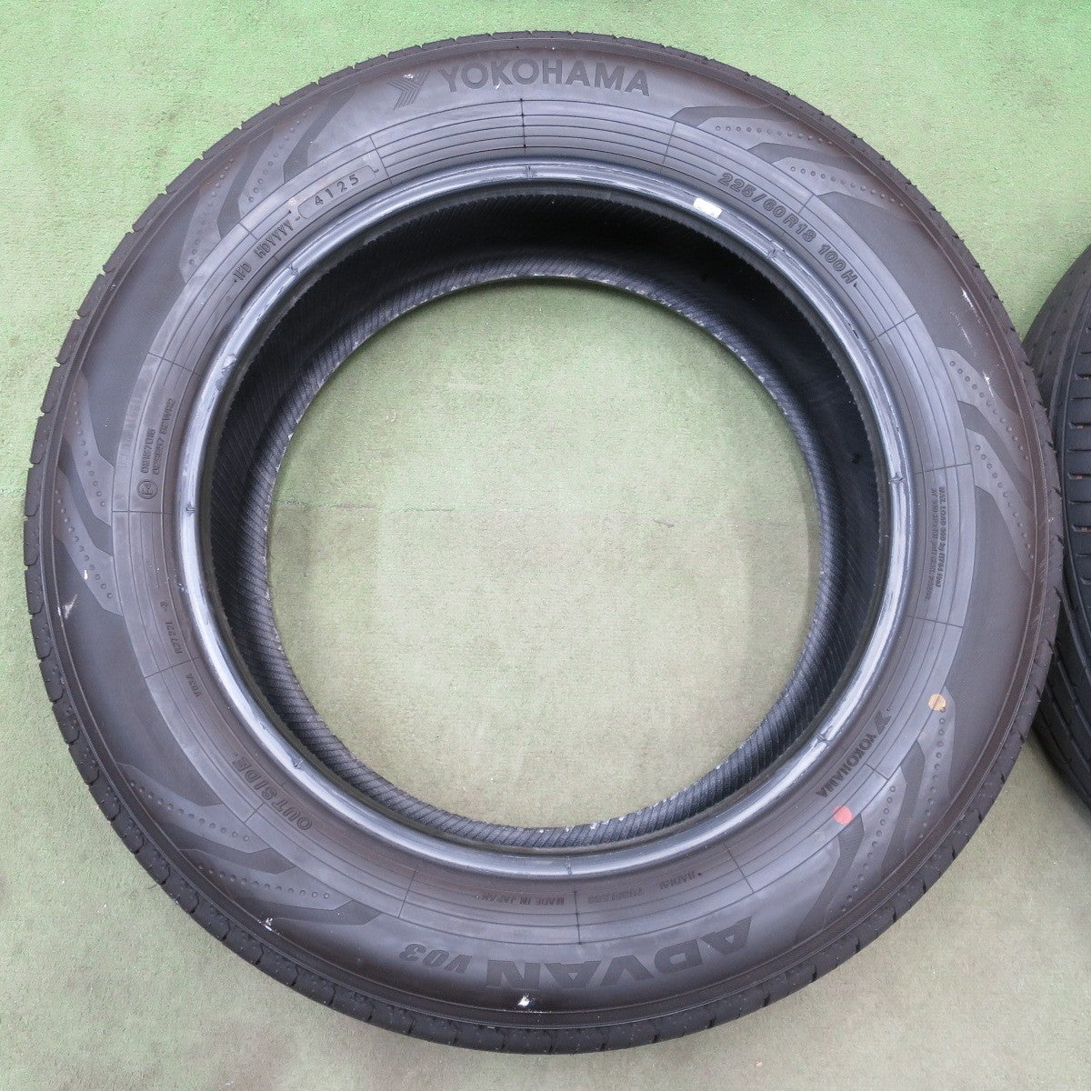 バリ溝！25年！ほぼ10分◎225/60R18 ヨコハマ アドバン V03 V03A タイヤ 18インチ 40系 アルファード ヴェルファイア レクサス NX 等◎6090102NGノタ