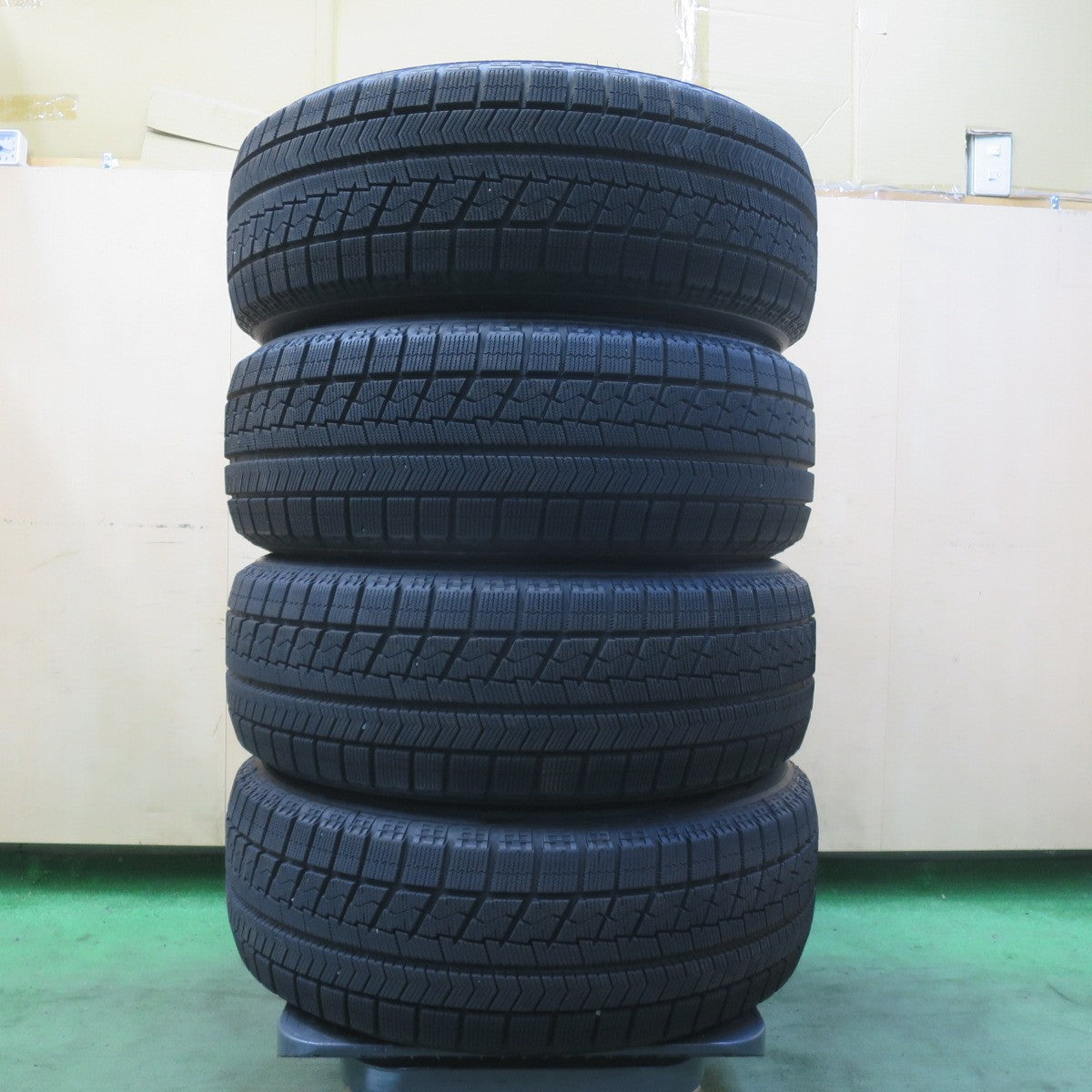 バリ溝！9.5分★スタッドレス 215/60R16 ブリヂストン ブリザック VRX タイヤ 16インチ ヴェゼル フォレスター CX-3 オデッセイ 等★6060401イスタ