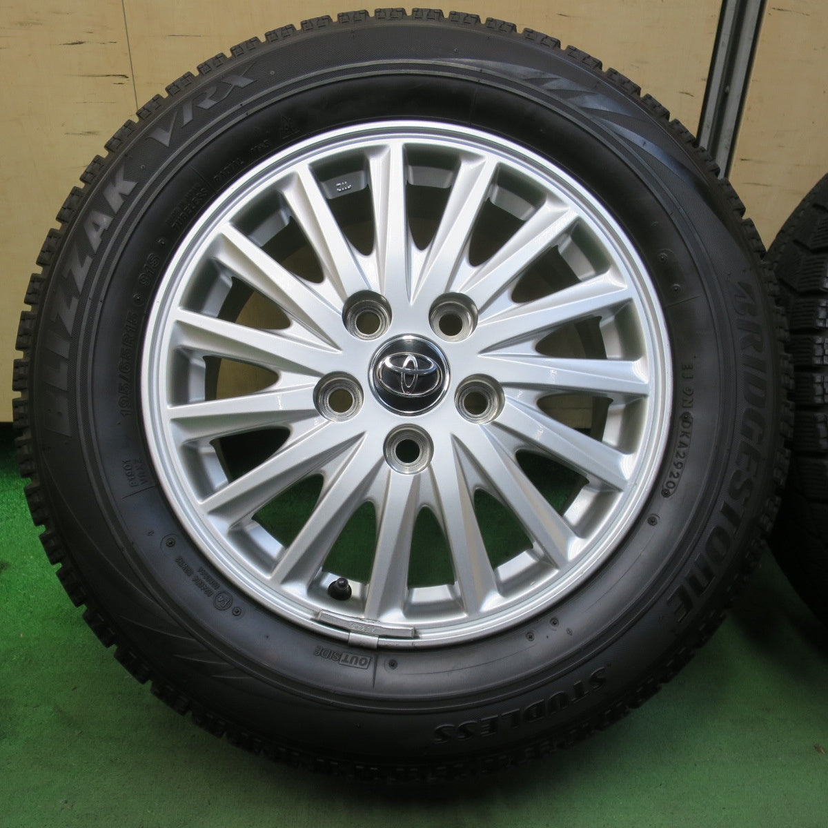 キレイ★トヨタ 80系 ヴォクシー ノア エスクァイア 純正 195/65R15 スタッドレス ブリヂストン ブリザック VRX 15インチ PCD114.3/5H★5103008イス