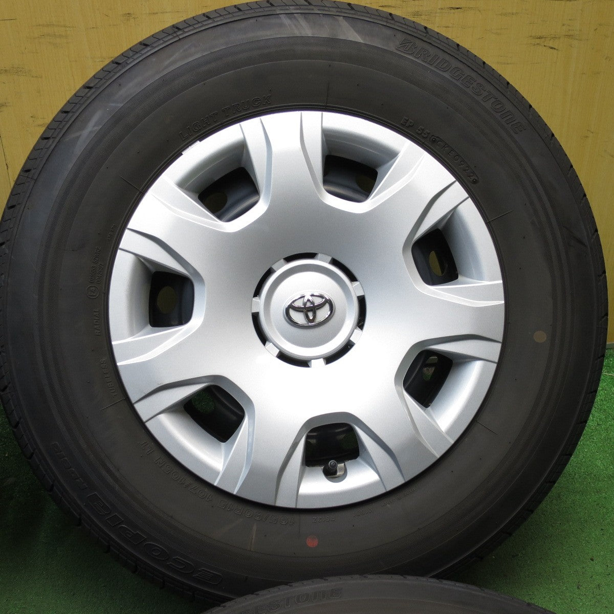 *送料無料* バリ溝！22年！綺麗！9.5分★トヨタ 200系 ハイエース 純正 スチール 195/80R15 107/105N ブリヂストン エコピア RD613 PCD139.7/6H★4040606クノ