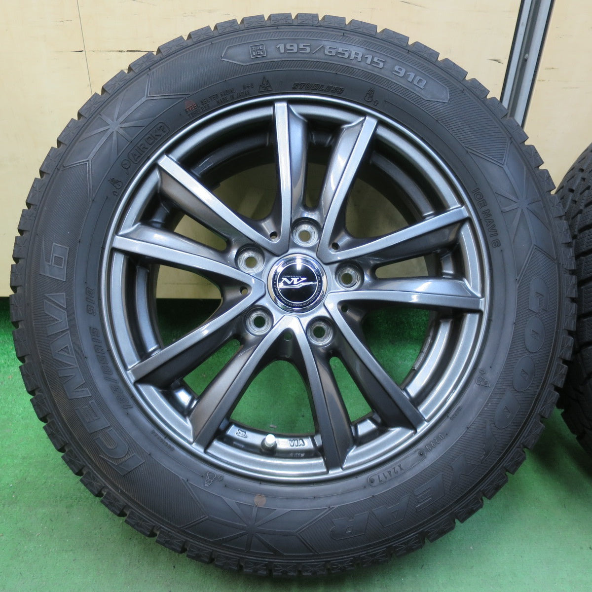 バリ溝！キレイ！9.5分以上★スタッドレス 195/65R15 グッドイヤー アイスナビ6 NIRVANA NV ニルバーナ ニルヴァーナ 15インチ PCD114.3/5H★5040907イス