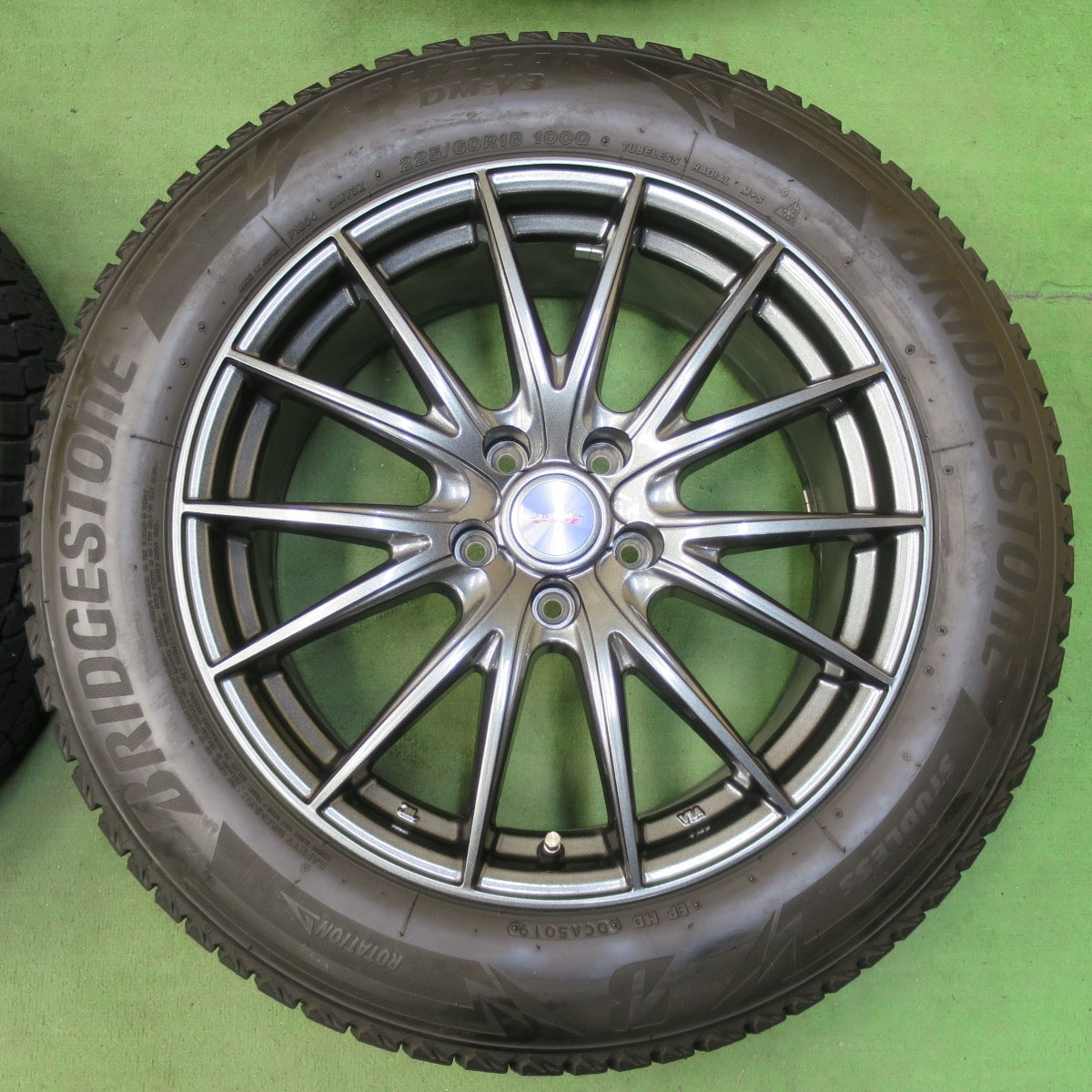 キレイ★スタッドレス 225/60R18 ブリヂストン ブリザック DM-V3 VELVA SPORTZ ヴェルヴァ 18インチ PCD114.3/5H★5050205イス