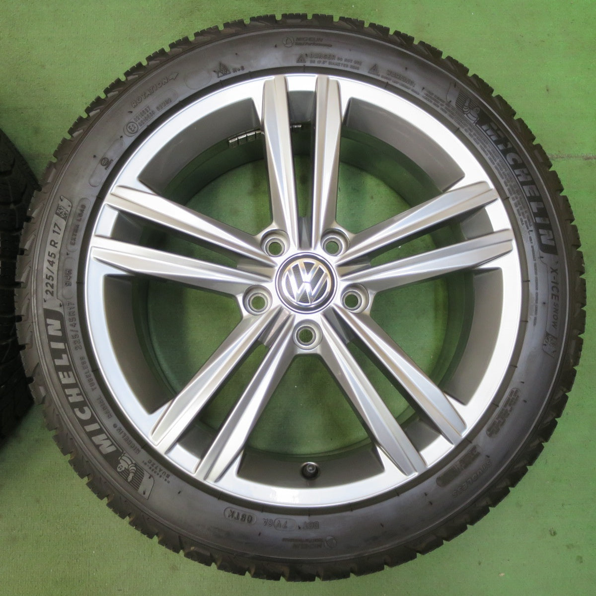 バリ溝！21年！キレイ！ほぼ10分★ワーゲン ゴルフ ハイラインマイスター 純正 225/45R17 スタッドレス ミシュラン X-ICE SNOW 17インチ PCD112/5H★5092311イス