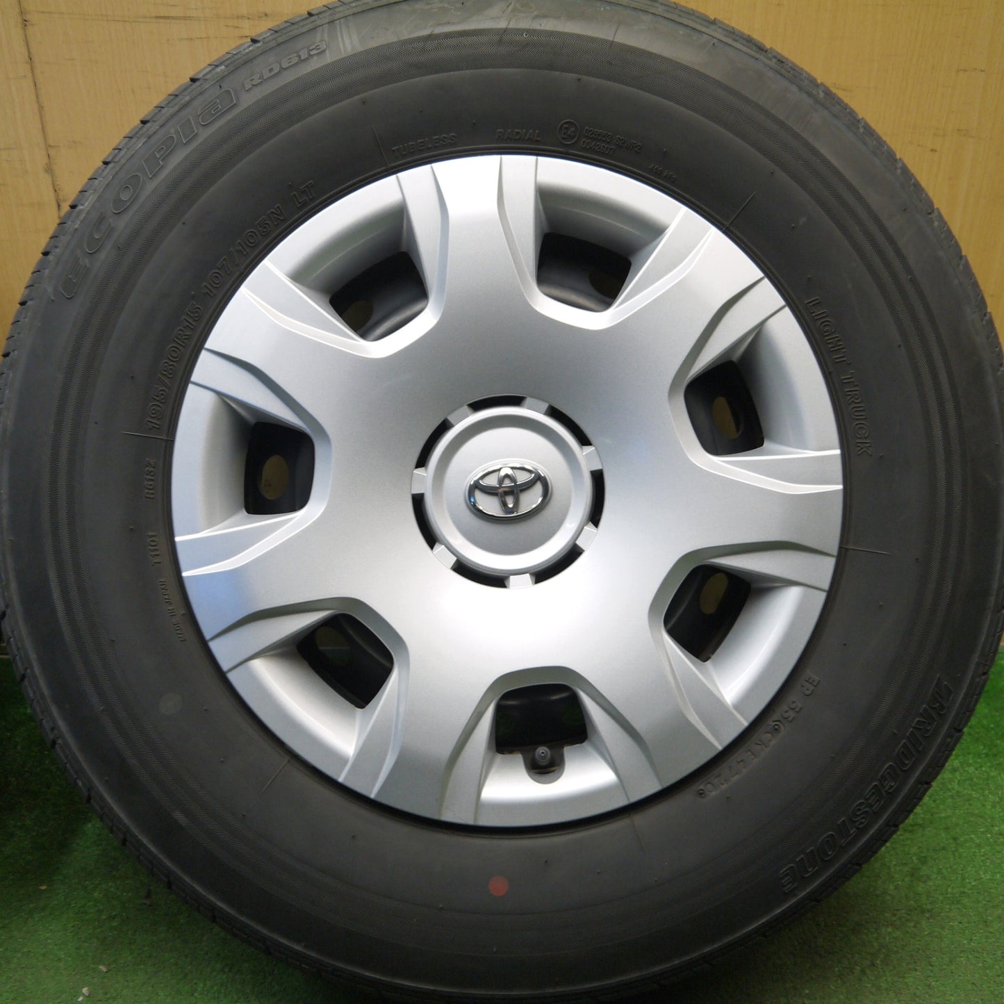 キレイ★トヨタ 200系 ハイエース 純正 スチール 195/80R15 107/105N ブリヂストン エコピア RD613 15インチ PCD139.7/6H★6031104Hノ