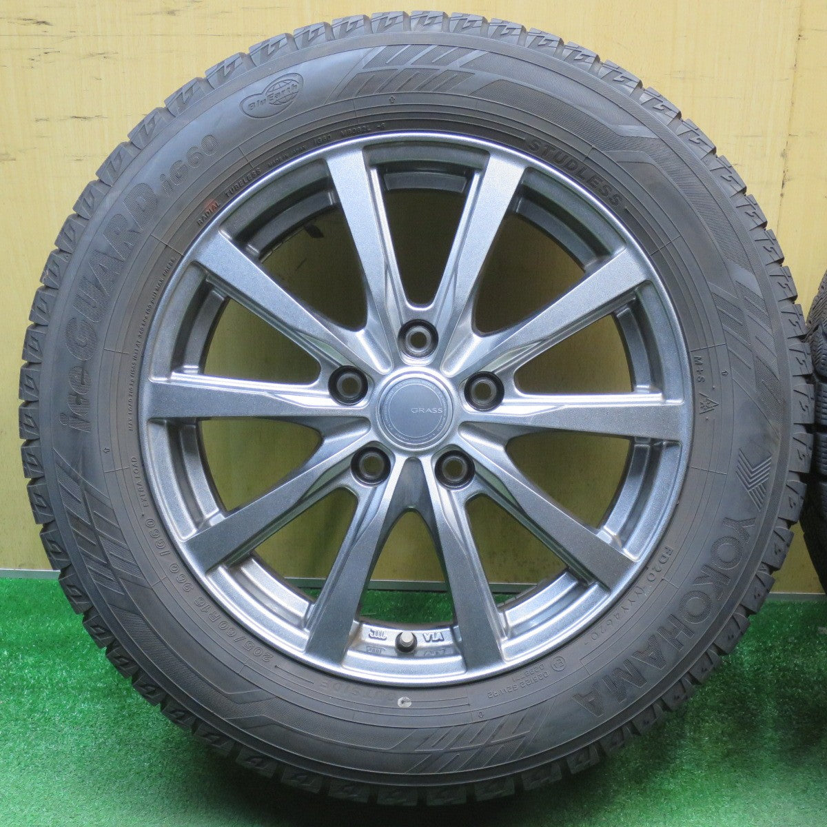 バリ溝！キレイ！9分★スタッドレス 205/60R16 ヨコハマ アイスガード iG60 GRASS グラス 16インチ PCD114.3/5H★6021803NJス
