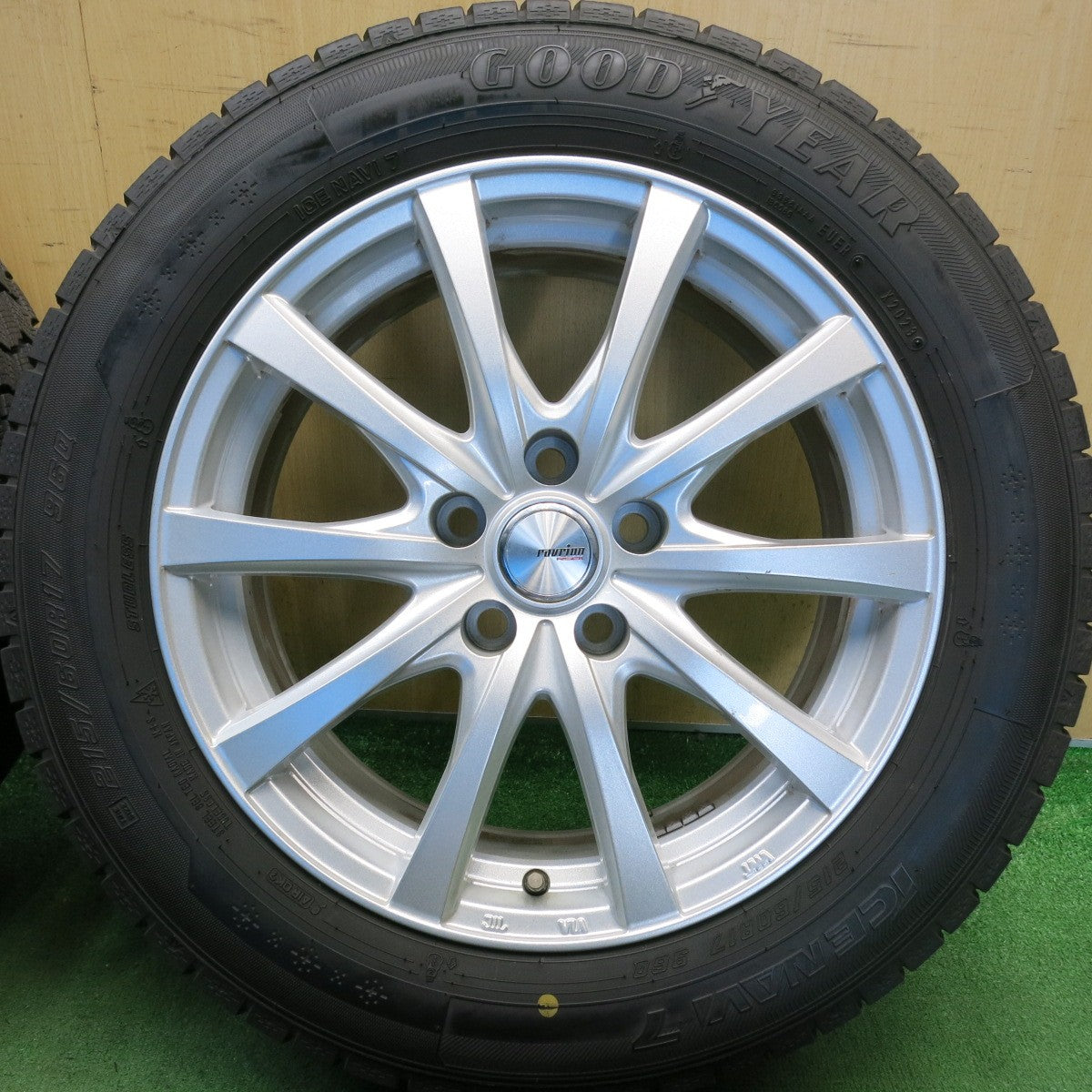 バリ溝！23年！9.5分◎スタッドレス 215/60R17 グッドイヤー アイスナビ7 ravrion RS01 ラブリオン 17インチ PCD114.3/5H◎6090607HAス