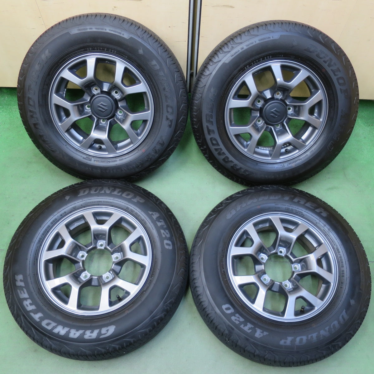 ほぼ新車外し！23年◎スズキ JB74W ジムニー シエラ 純正 195/80R15 ダンロップ AT20 グラントレック 15インチ PCD139.7/5H◎6070101イノ
