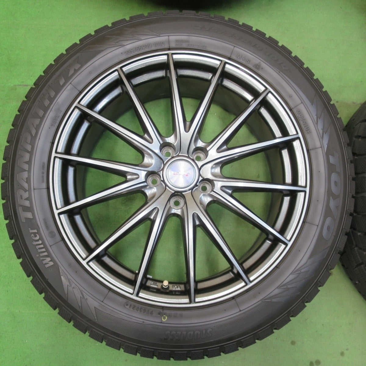 バリ溝！21年！キレイ！9.5分以上★スタッドレス 235/55R19 トーヨー ウインター トランパス TX VELVA SPORTZ ヴェルヴァ 19インチ PCD114.3/5H★5040702イス
