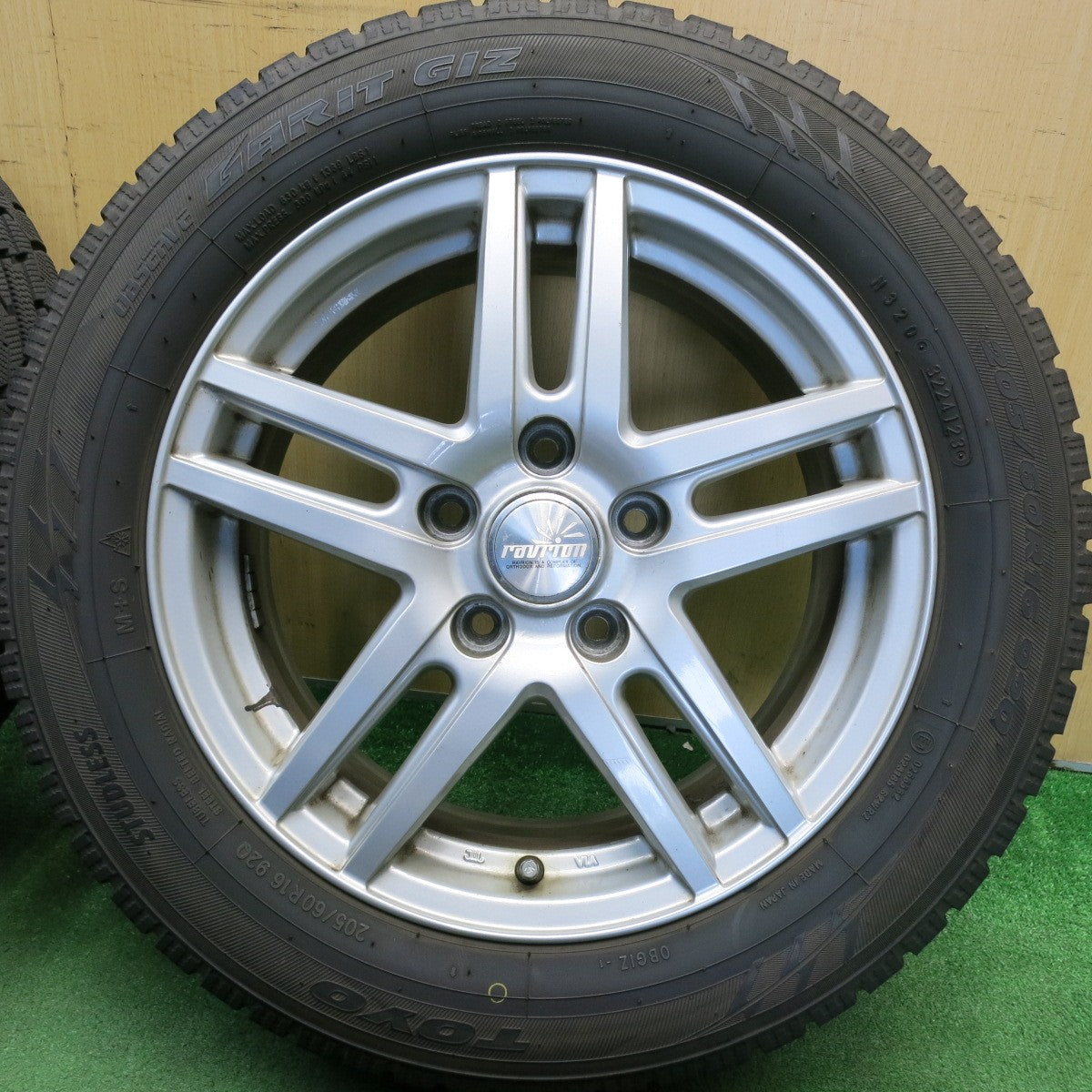 バリ溝！23年！9.5分★スタッドレス 205/60R16 トーヨー オブザーブ ガリット GIZ ravrion ラブリオン 16インチ PCD114.3/5H★6052305HAス