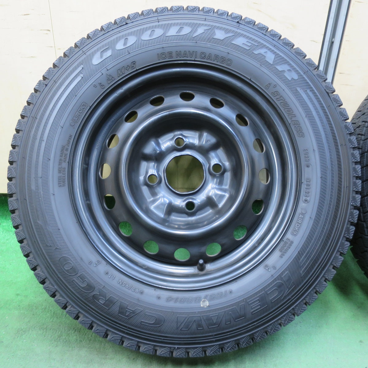 バリ溝！24年！キレイ！9.5分★日産 NV200 バネット 純正 スチール 165/80R14 97/95N スタッドレス グッドイヤー アイスナビ CARGO 14インチ PCD114.3/4H★5120514イス