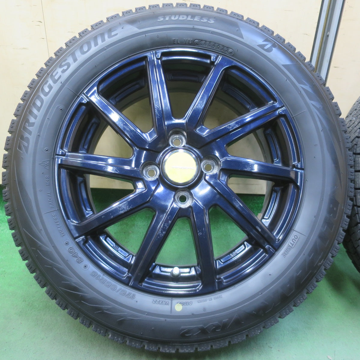 バリ溝！22年！キレイ！8.5分◎スタッドレス 175/65R15 ブリヂストン ブリザック VRX2 AIRBERG エアベルグ 15インチ PCD100/4H◎6072307イス