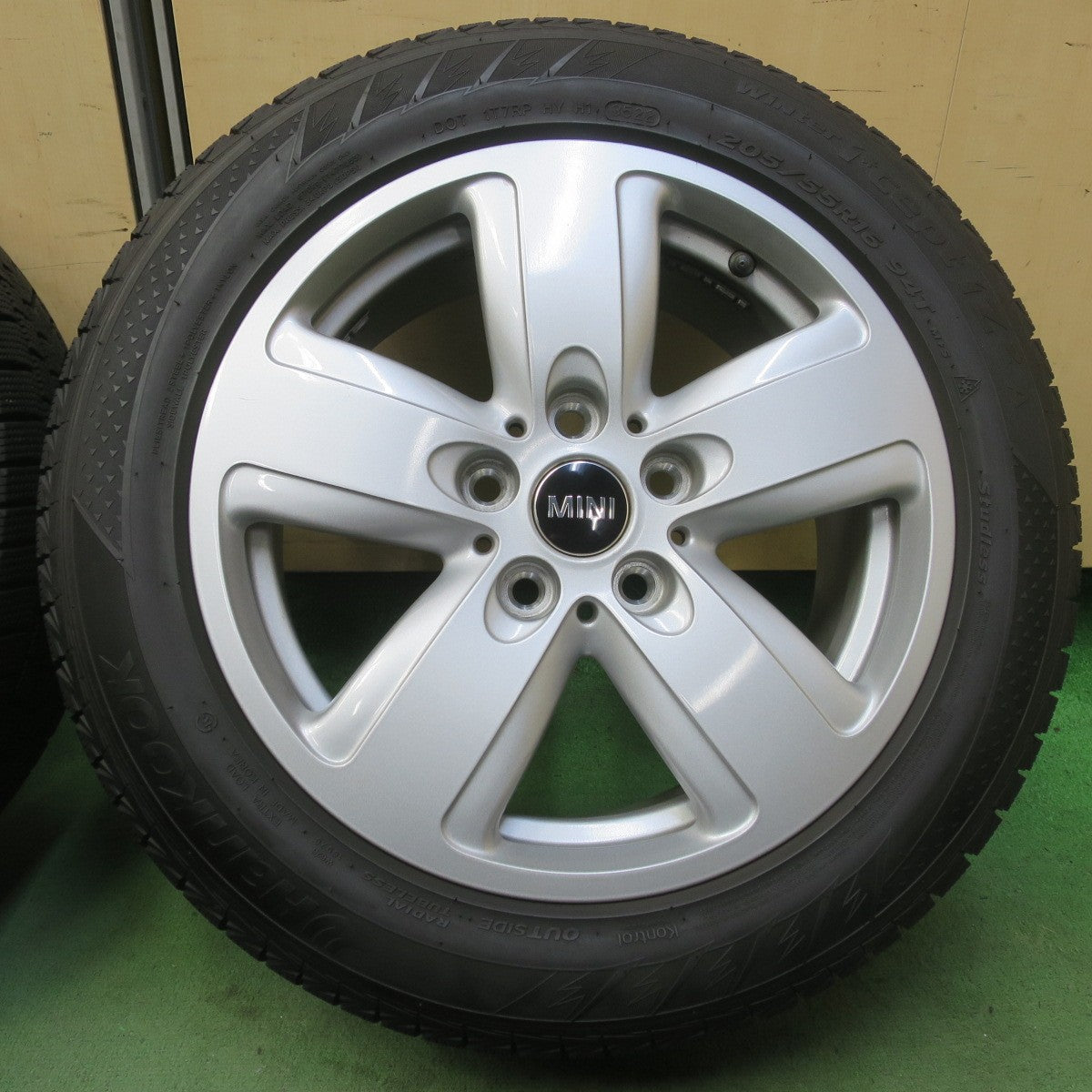 バリ溝！22年！キレイ！9.5分◎BMW MINI F54 クラブマン 純正 205/55R16 スタッドレス ハンコック ウインター アイセプト IZ 2A ミニ 16インチ PCD112/5H◎6100806イス