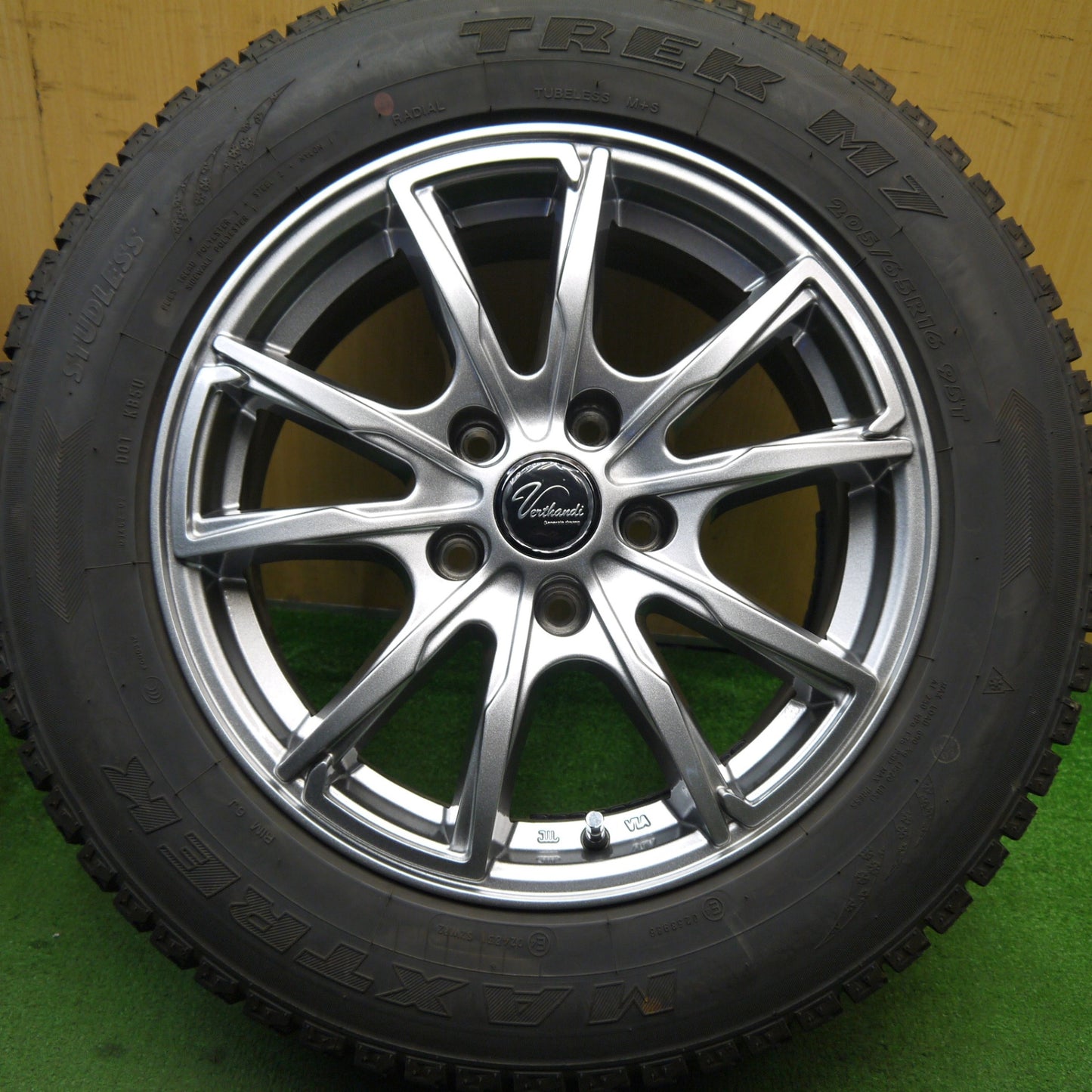 バリ溝！24年！キレイ！9.5分★スタッドレス 205/65R16 マックストレック TREK M7 Verthandi ヴェルサンディ ヴェルザンディ 16インチ PCD114.3/5H★5052303Hス