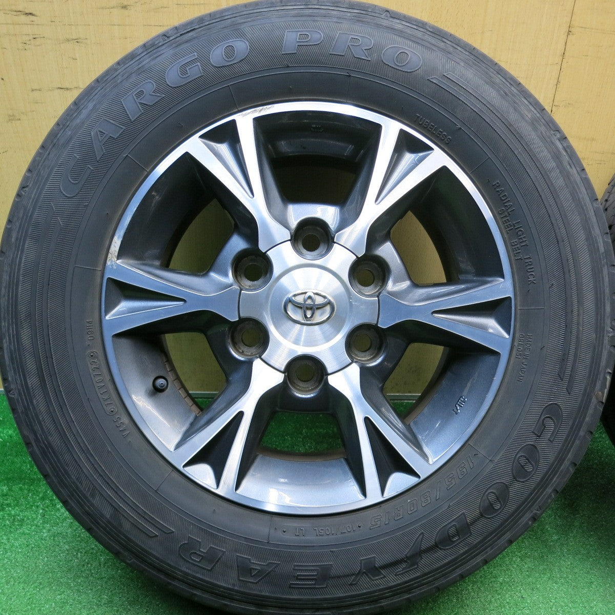 4本価格！22年★トヨタ 200系 ハイエース 純正 OP 195/80R15 107/105L グッドイヤー カーゴ プロ CARGO PRO 15インチ PCD139.7/6H★6011714HAノ