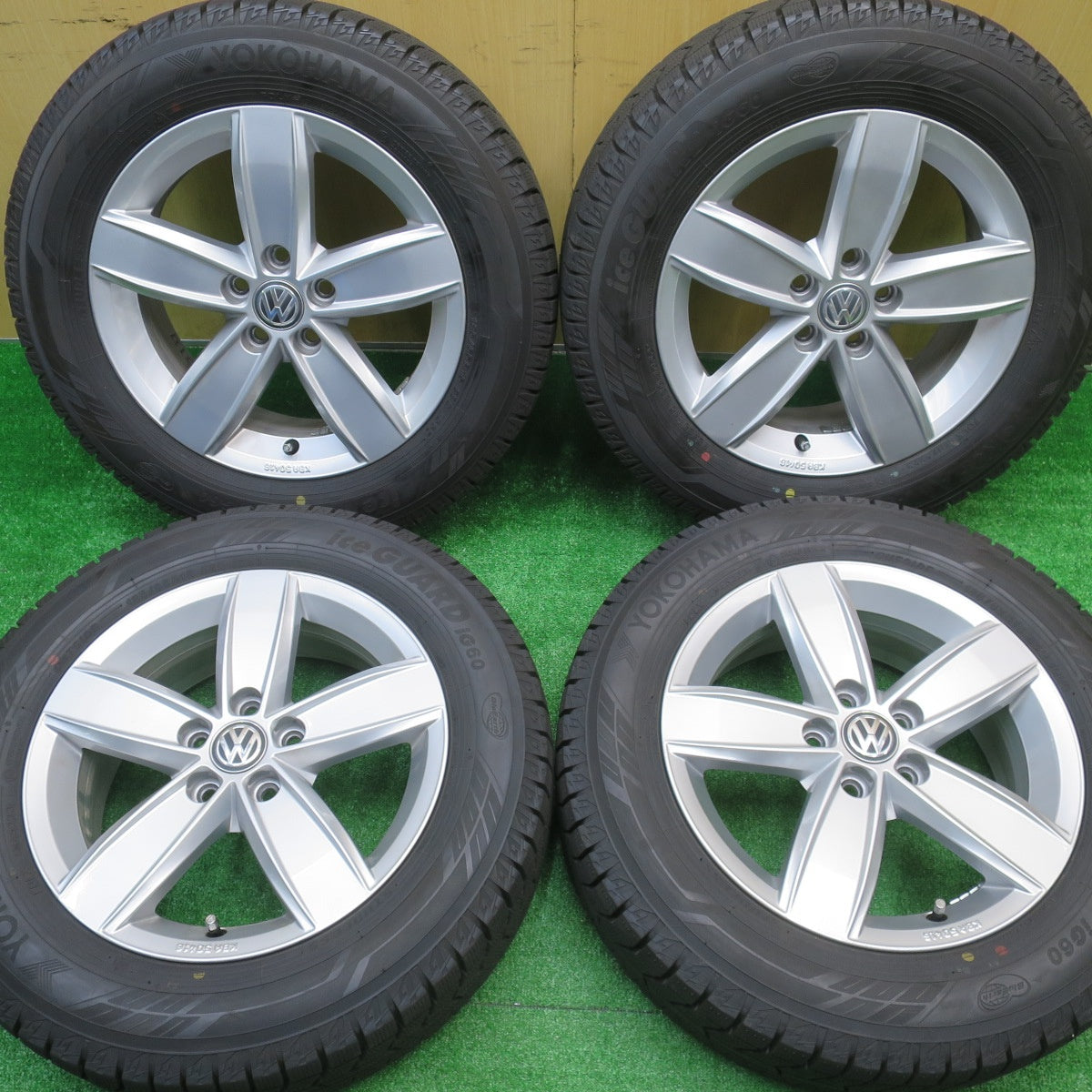 バリ溝！23年！キレイ！9.5分★ワーゲン ポロ 純正 185/65R15 スタッドレス ヨコハマ アイスガード iG60 15インチ PCD100/5H★5101602NJス