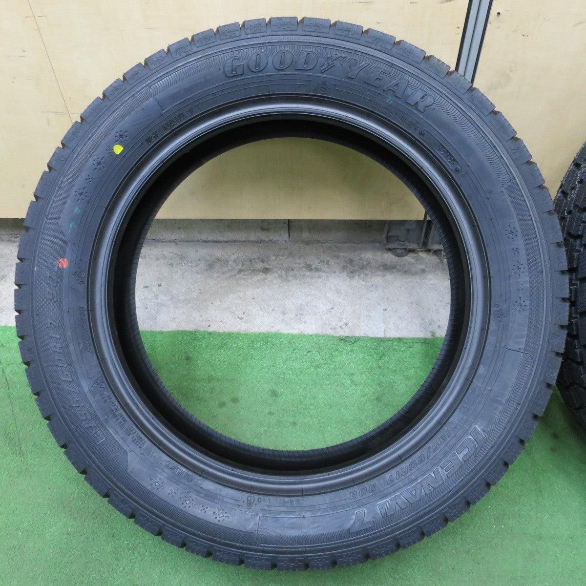 未使用！25年★スタッドレス 195/60R17 グッドイヤー アイスナビ7 タイヤ 17インチ ライズ ロッキー 60系 プリウス 等★6032704NGスタ