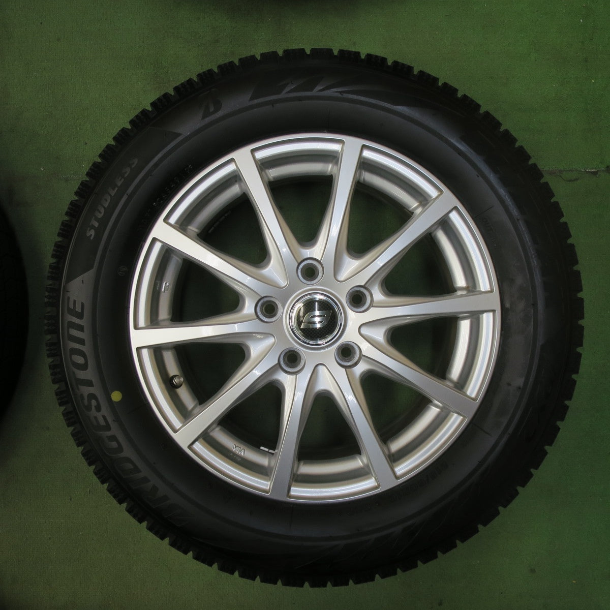 バリ溝！キレイ！9.5分★スタッドレス 215/60R16 ブリヂストン ブリザック VRX2 STRANGER ストレンジャー 16インチ PCD114.3/5H★5112801TTス