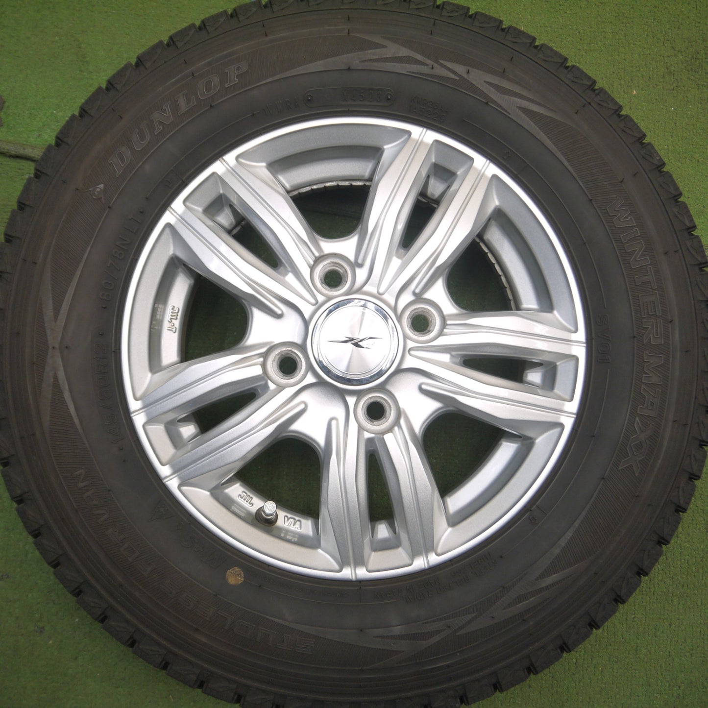 *送料無料* バリ溝！23年！キレイ！9.5分以上★スタッドレス 145/80R12 80/78N ダンロップ ウインターマックス SV01 JOKER ジョーカー PCD100/4H★4041504Hス