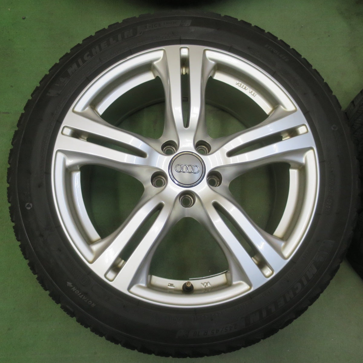 バリ溝！8.5分◎アウディ 等 ATS 245/45R18 スタッドレス ミシュラン X-ICE SNOW 18インチ PCD112/5H◎6100808イス