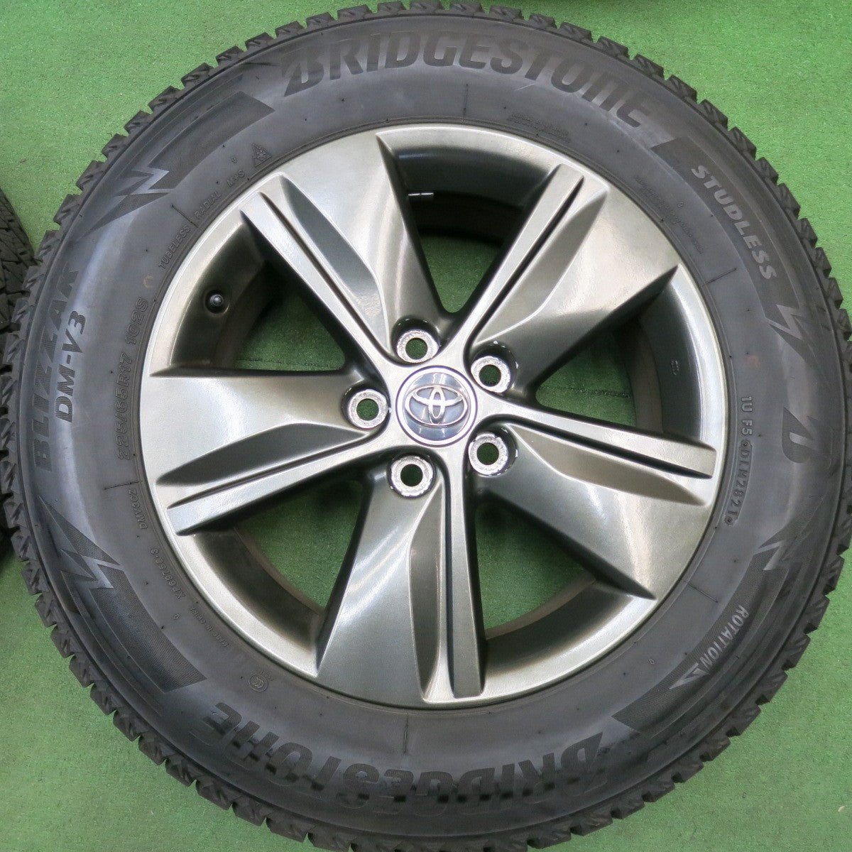 バリ溝！9.5分★トヨタ 60系 ハリアー 純正 225/65R17 スタッドレス ブリヂストン ブリザック DM-V3 17インチ PCD114.3/5H★6043002HAス