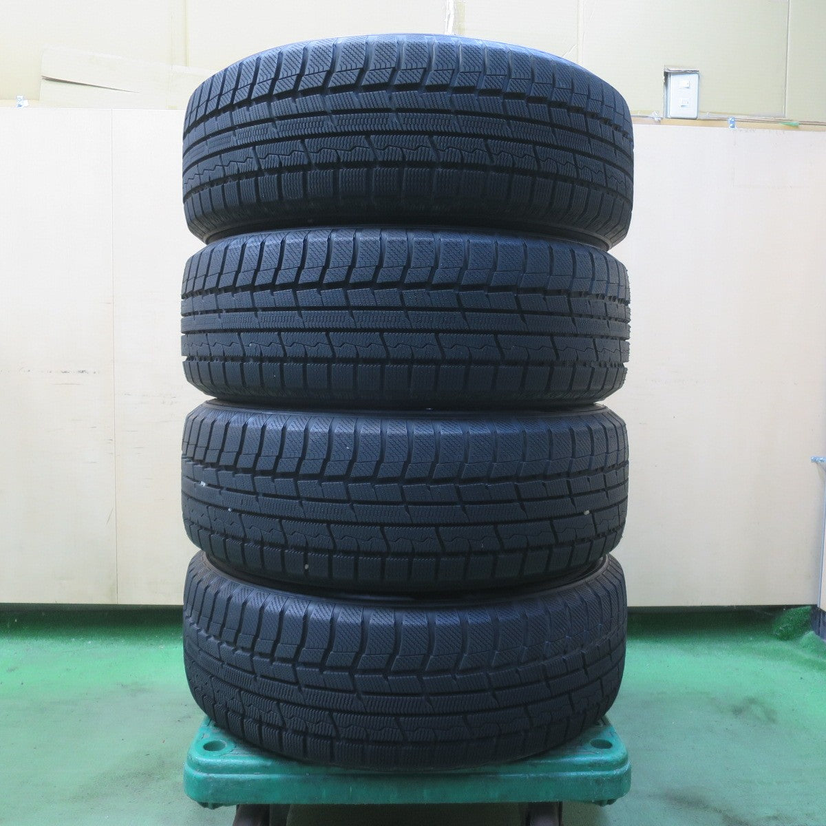 バリ溝！キレイ！ほぼ10分★スタッドレス 215/60R17 トーヨー ウインター トランパス TX SEIN SS ザイン 17インチ PCD114.3/5H★6041504イス