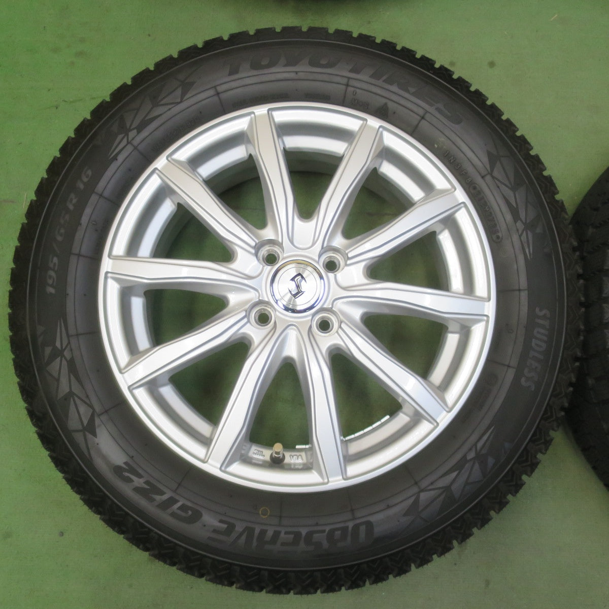 ほぼ未使用！25年！キレイ★スタッドレス 195/65R16 トーヨー オブザーブ GIZ2 社外 アルミ 16インチ PCD100/4H★6043016イス