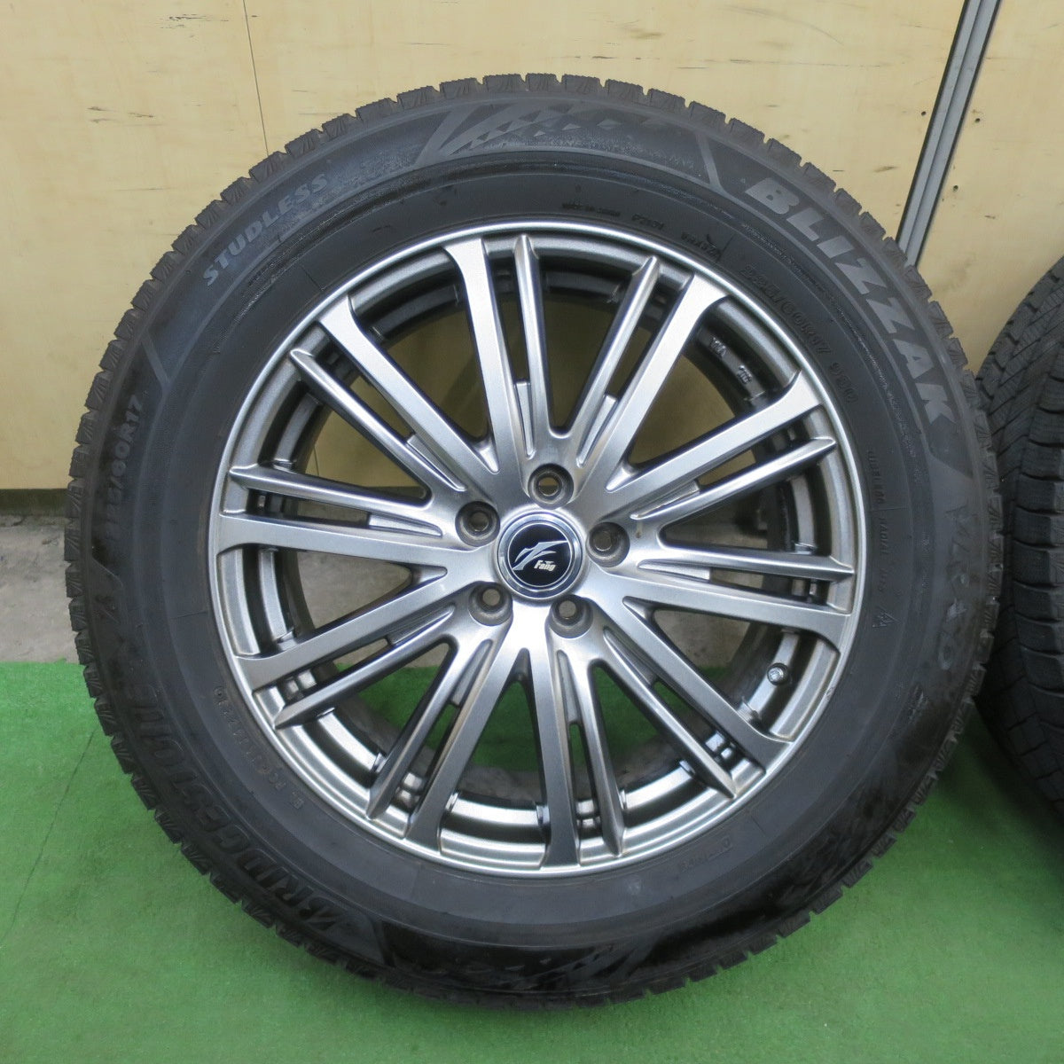 バリ溝！23年！キレイ！8.5分★フォレスター 等 225/60R17 スタッドレス ブリヂストン ブリザック VRX3 Fang ファング 17インチ PCD100/5H★6022101TTス