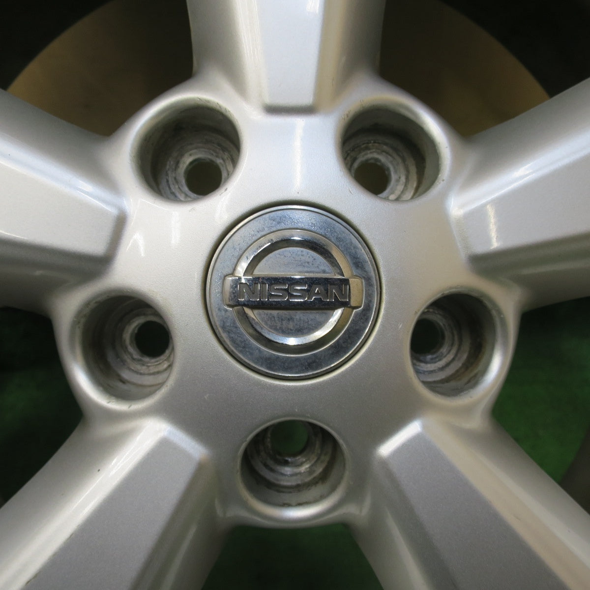 バリ溝！キレイ！9.5分★日産 デュアリス 純正 215/60R17 スタッドレス ヨコハマ アイスガード iG60 17インチ PCD114.3/5H★6022503イス