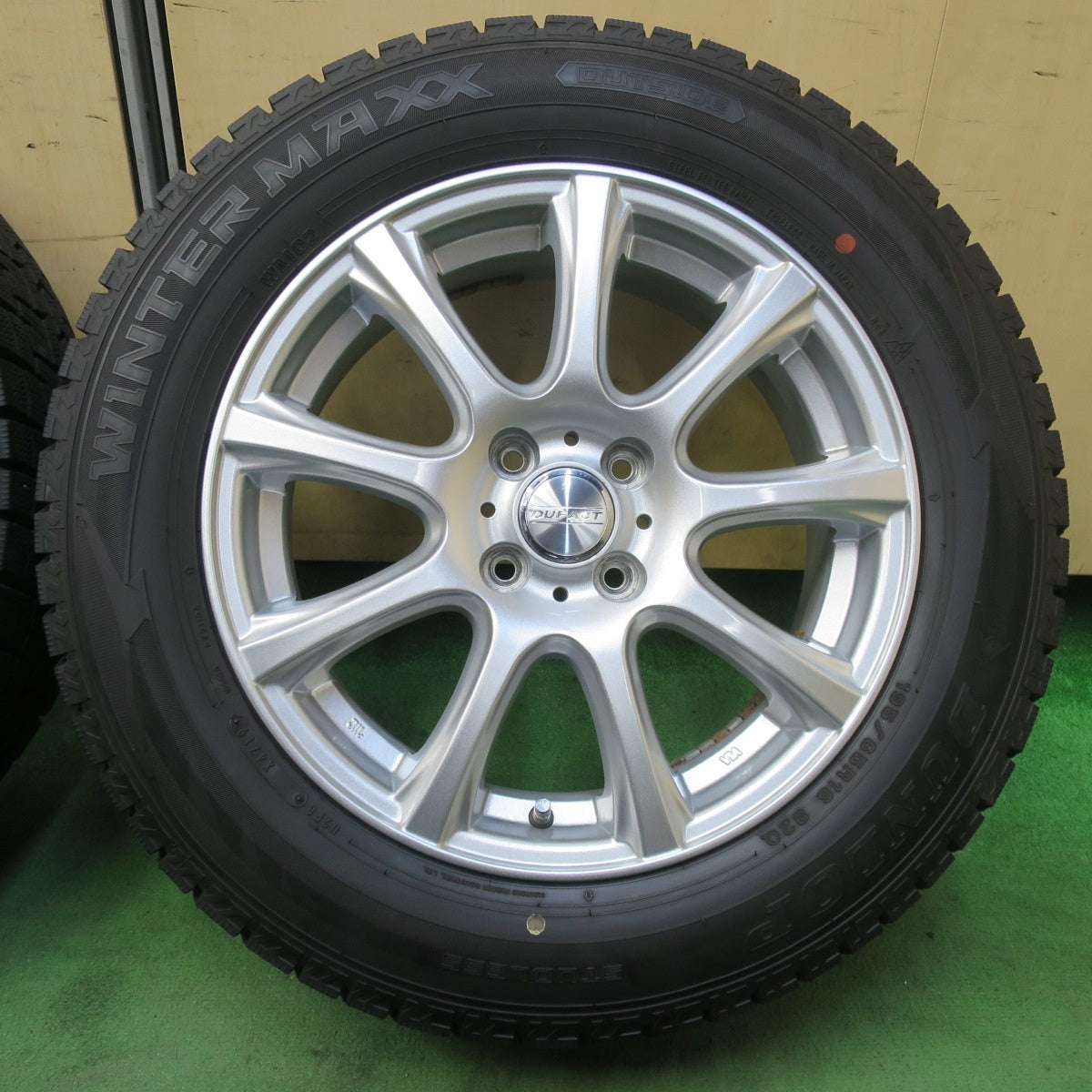 バリ溝！キレイ！9.5分★スタッドレス 195/65R16 ダンロップ ウインターマックス WM02 DUFACT デュファクト 16インチ PCD100/4H★5102007イス