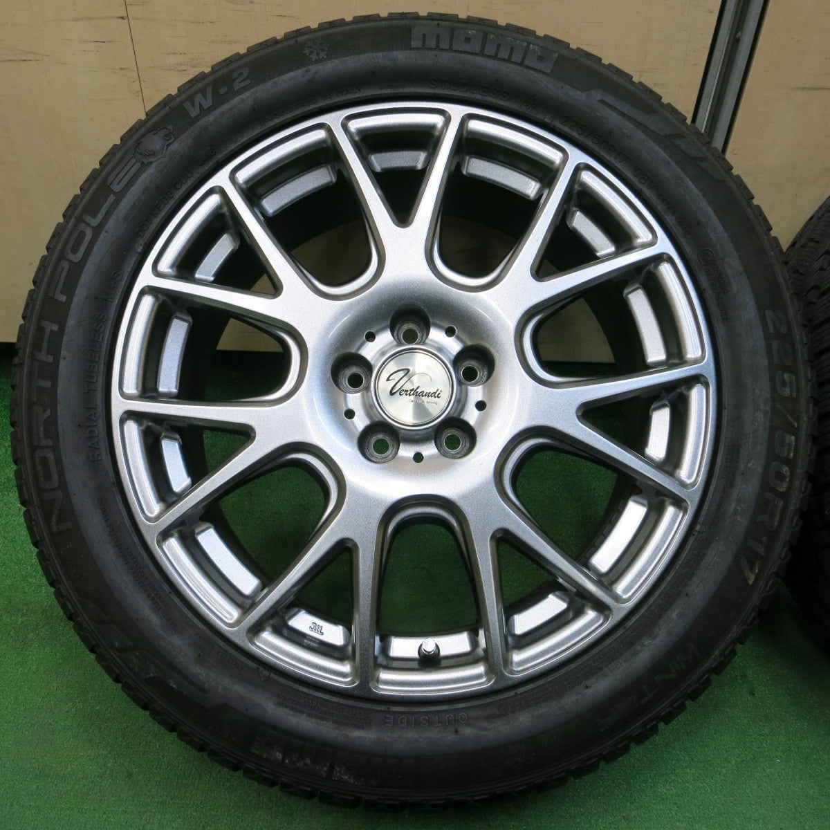 *送料無料* バリ溝！キレイ！8.5分★レガシィ等 225/50R17 スタッドレス モモ NORTHPOLE W-2 Verthandi ヴェルザンディ PCD100/5H★4032707イス