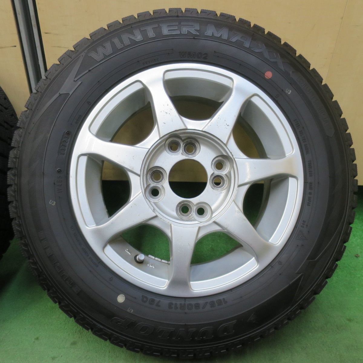 バリ溝！23年！9.5分以上★スタッドレス 155/80R13 ダンロップ ウインターマックス WM02 社外 アルミ 13インチ PCD100 114.3/4H マルチ★5120513イス