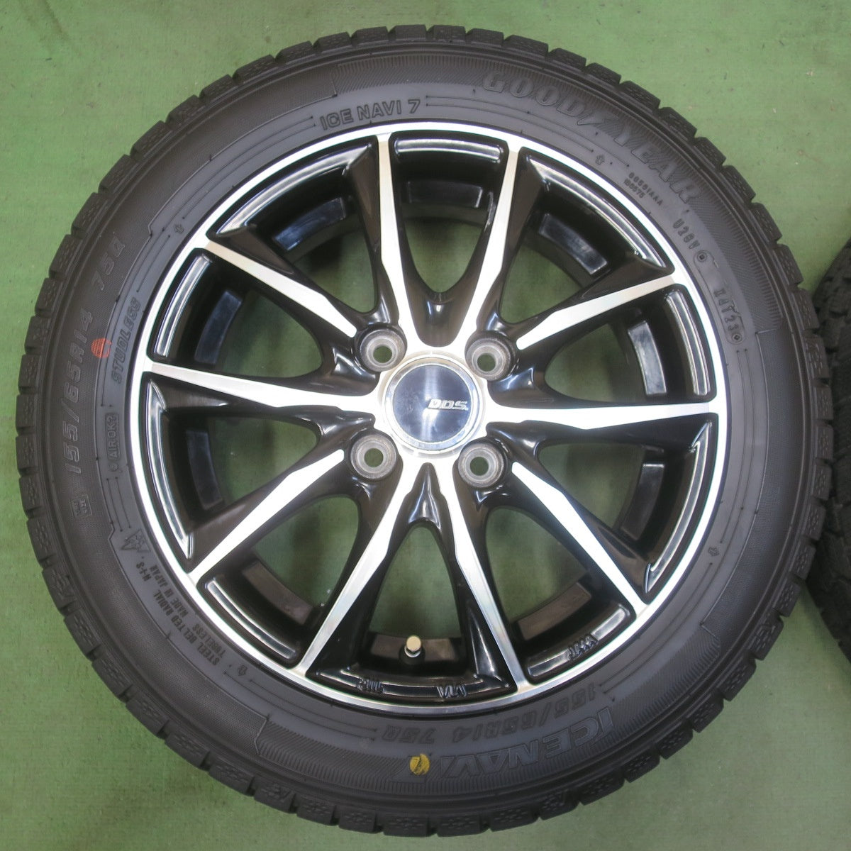 バリ溝！23年！キレイ！9.5分以上★スタッドレス 155/65R14 グッドイヤー アイスナビ7 D.O.S. DOS 14インチ PCD100/4H★6060601イス