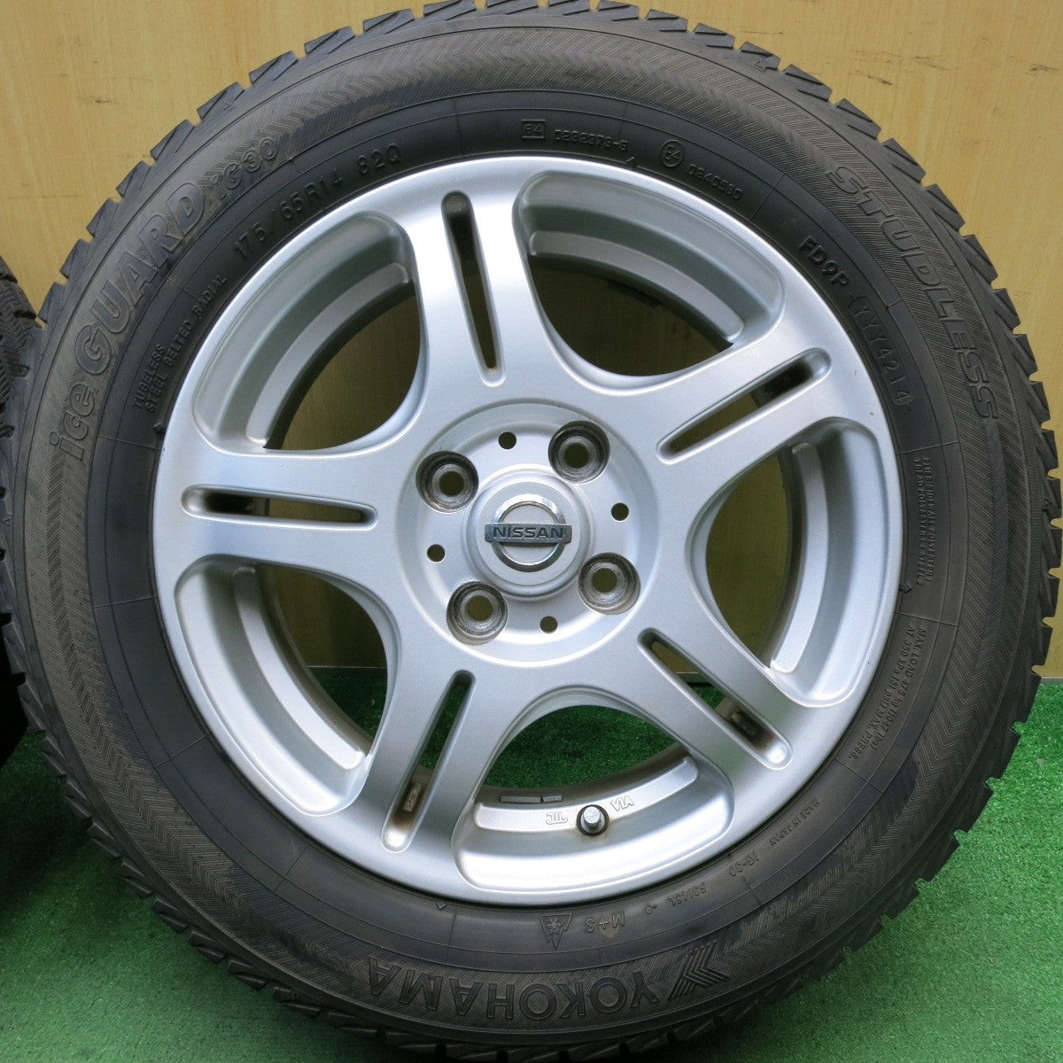 バリ溝！9分★日産 ノート キューブ 等 純正 175/65R14 スタッドレス ヨコハマ アイスガード iG30 14インチ PCD100/4H★5072704HAス