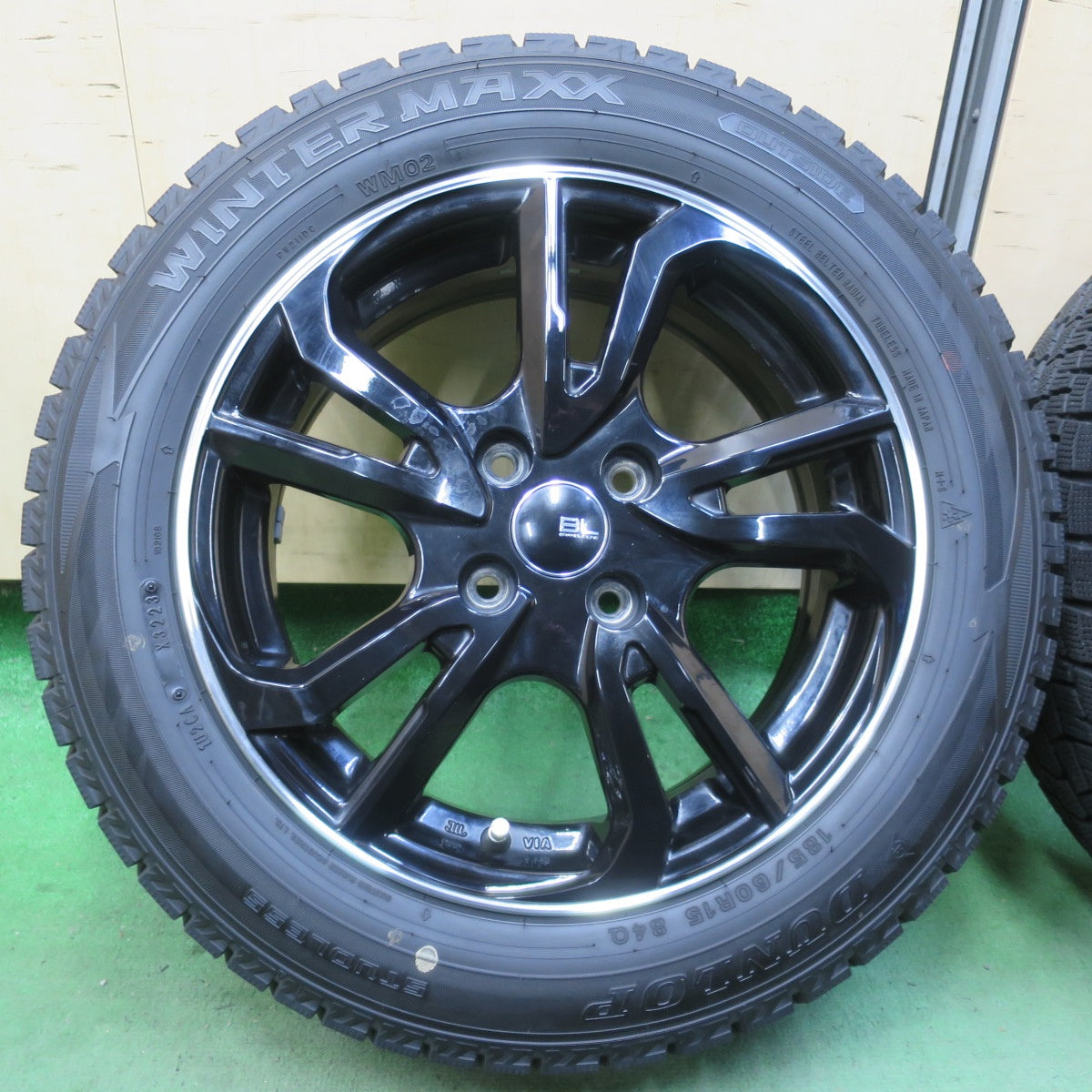 バリ溝！23年！キレイ！9.5分★スタッドレス 185/60R15 ダンロップ ウインターマックス WM02 BRANDLE-LINE ブランドルライン 15インチ PCD100/4H★6020410イス