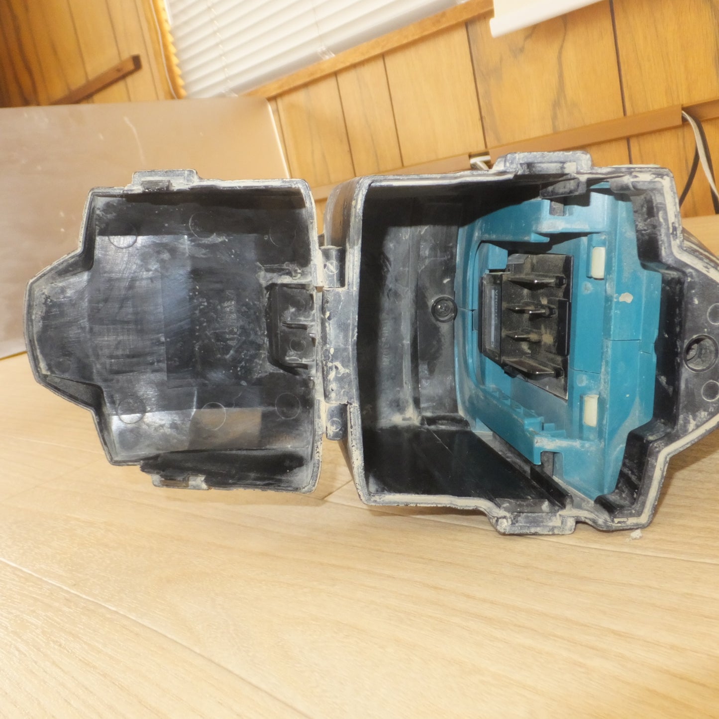 [送料無料] ★マキタ makita 充電式コンクリートバイブレータ VR001G 36V 40Vmax 本体のみ★