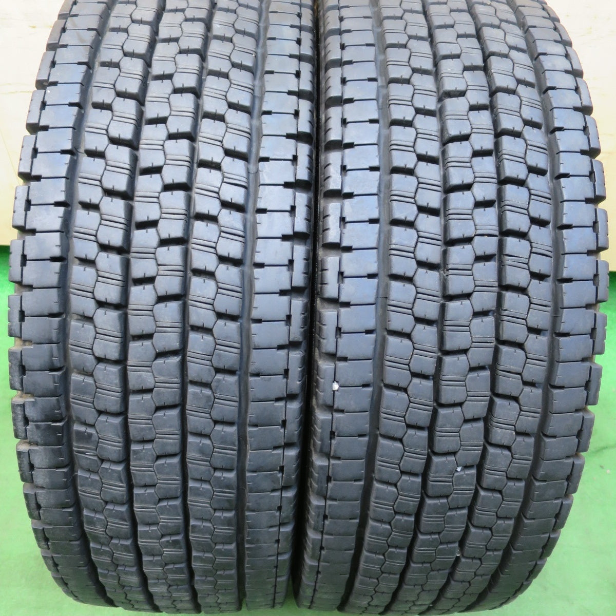 [送料無料] バリ溝！22年！9.5分★トラック タイヤ 245/70R19.5 136/134J スタッドレス ブリヂストン W999 19.5インチ★4102002イスタ