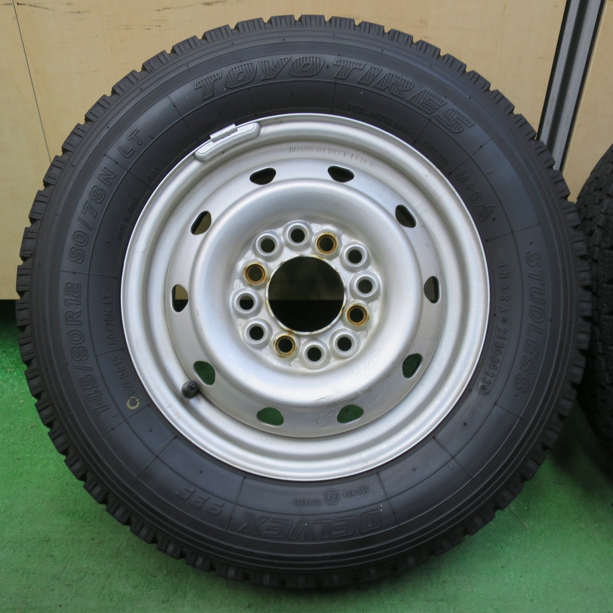 バリ溝！23年！9.5分★スタッドレス 145/80R12 80/78N トーヨー デルベックス 935 スチール ホイール 12インチ PCD100 110 114.3/4H マルチ★5051204イス