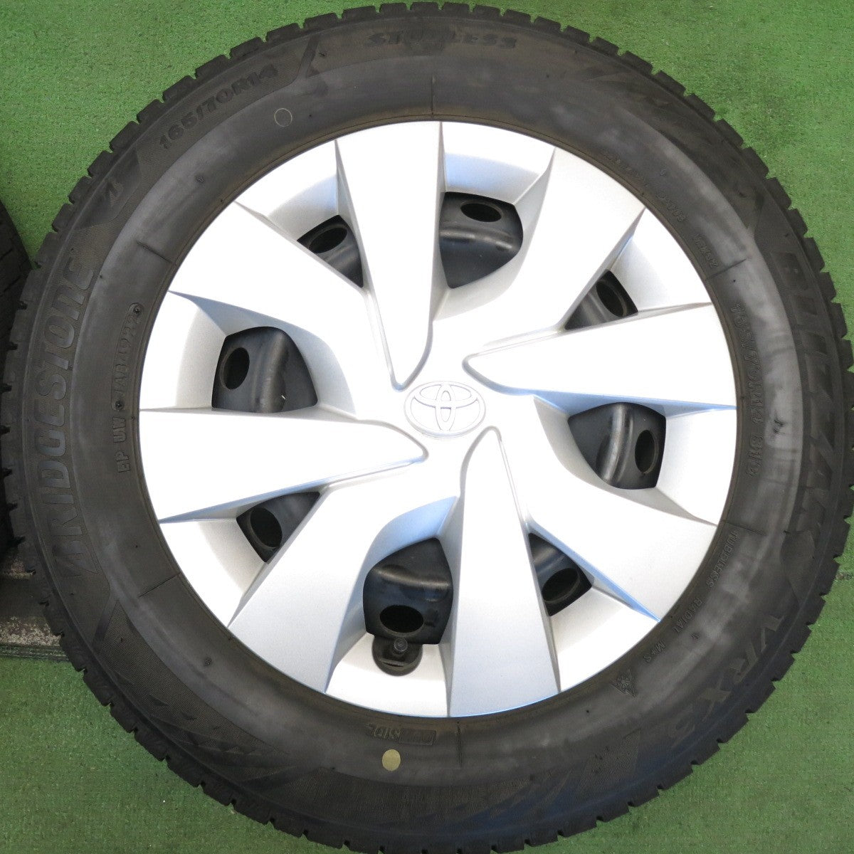 4本価格！22年◎トヨタ 130系 ヴィッツ 純正 スチール 165/70R14 スタッドレス ブリヂストン ブリザック VRX3 14インチ PCD100/4H◎6081409HAス