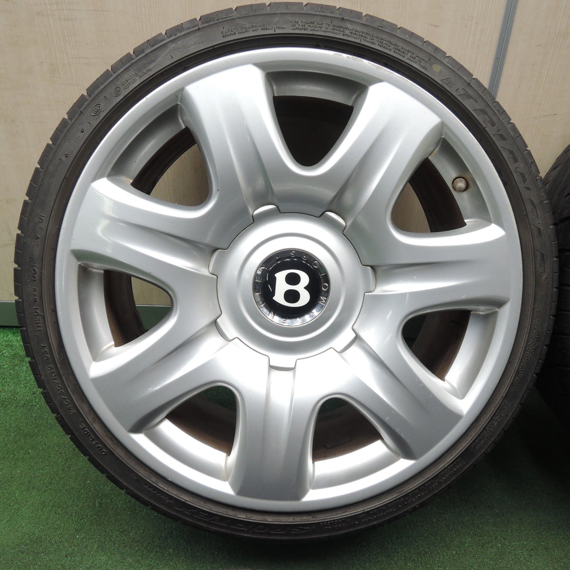 送料無料* 4本価格☆ベントレー 純正 245/35R19 トライアングル
