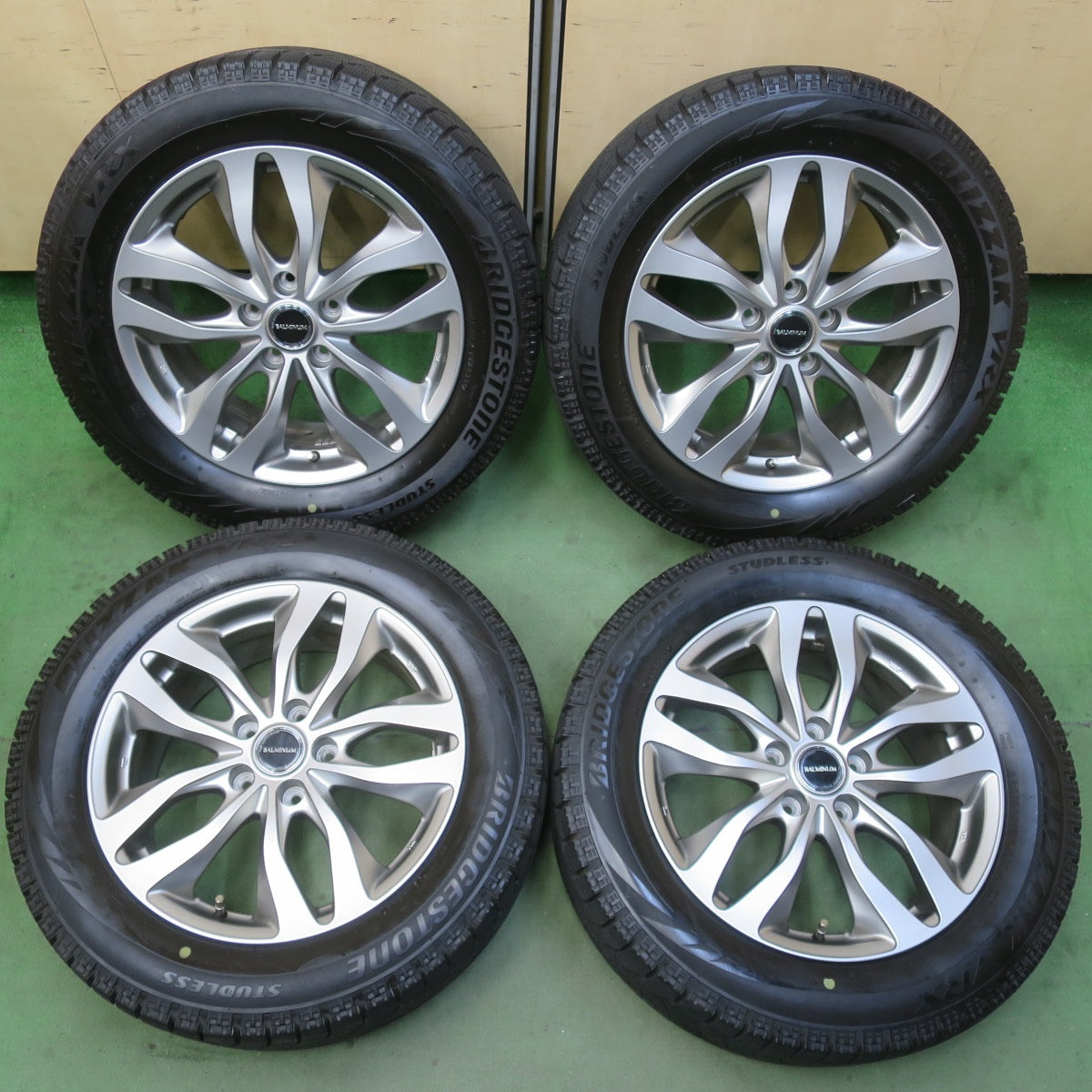 バリ溝！キレイ！9.5分以上★スタッドレス 225/55R17 ブリヂストン ブリザック VRX BALMINUM DS-M バルミナ 17インチ PCD114.3/5H★6041406イス