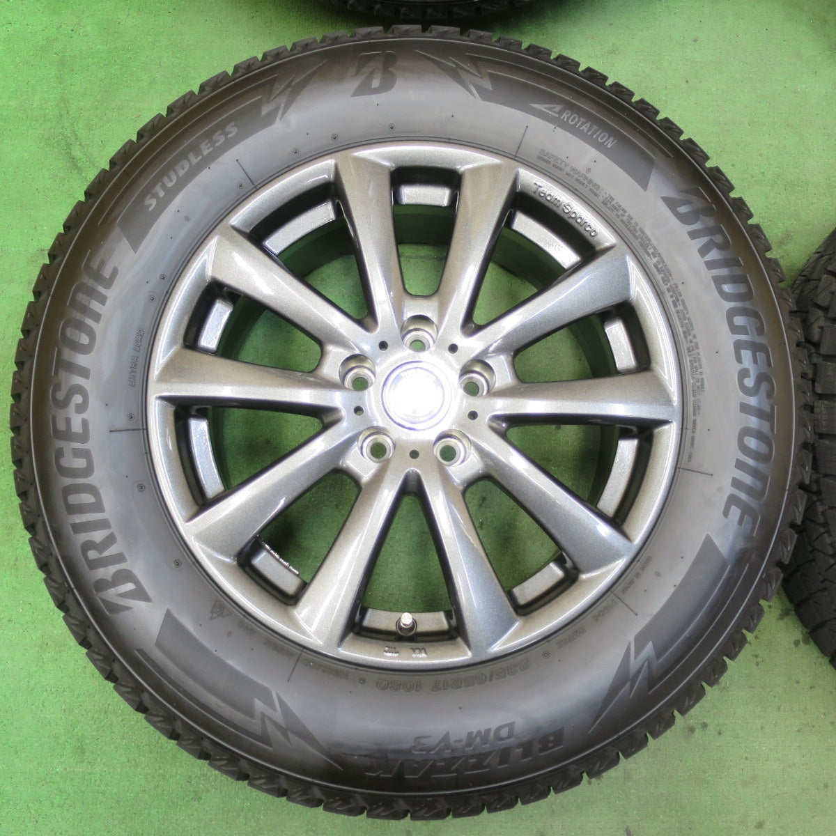 バリ溝！23年！キレイ！9.5分★アウディ 等 235/65R17 スタッドレス ブリヂストン ブリザック DM-V3 Team Sparco チームスパルコ 17インチ PCD112/5H★5090403イス